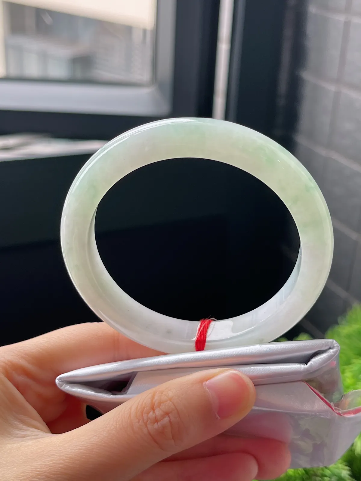 正圈55.8圈口，翡翠冰糯种淡绿色手镯