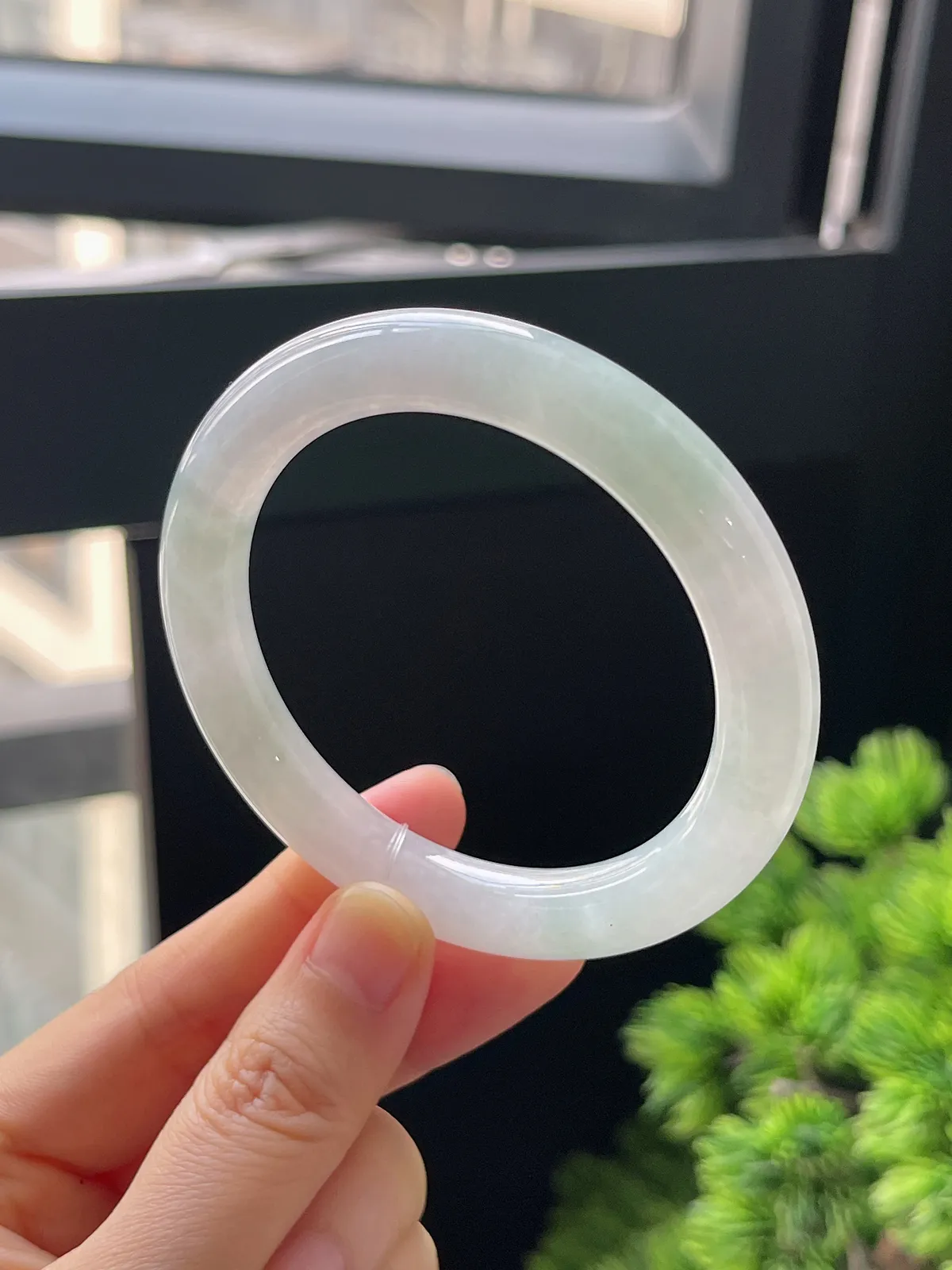 圆镯53.2圈口，翡翠冰糯种淡绿色手镯