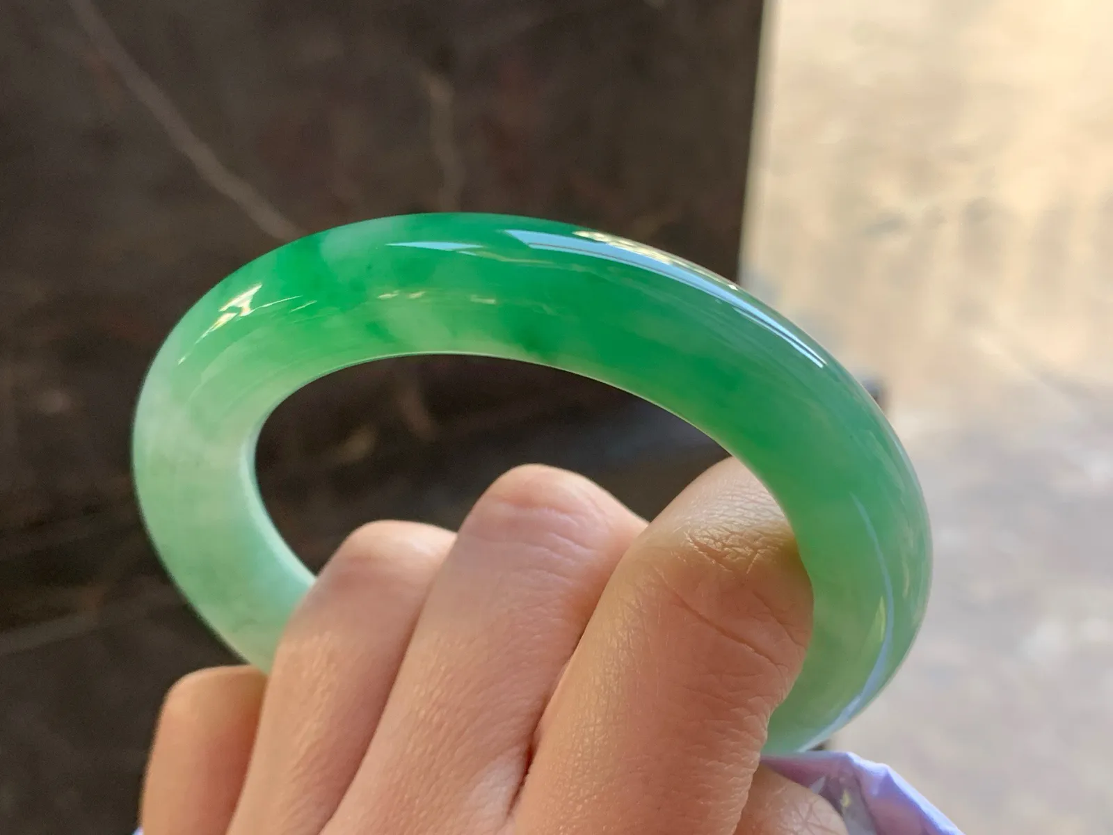 54-11

浓绿色圆条手镯^_^鲜艳 玉质温润