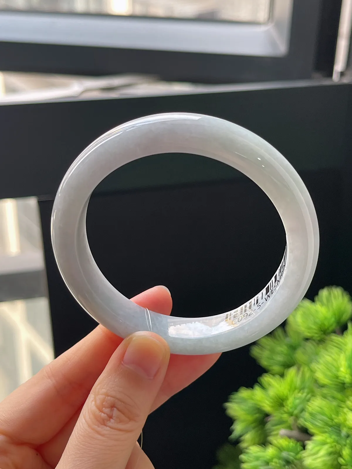 正圈56.4圈口，翡翠糯化种淡绿色手镯