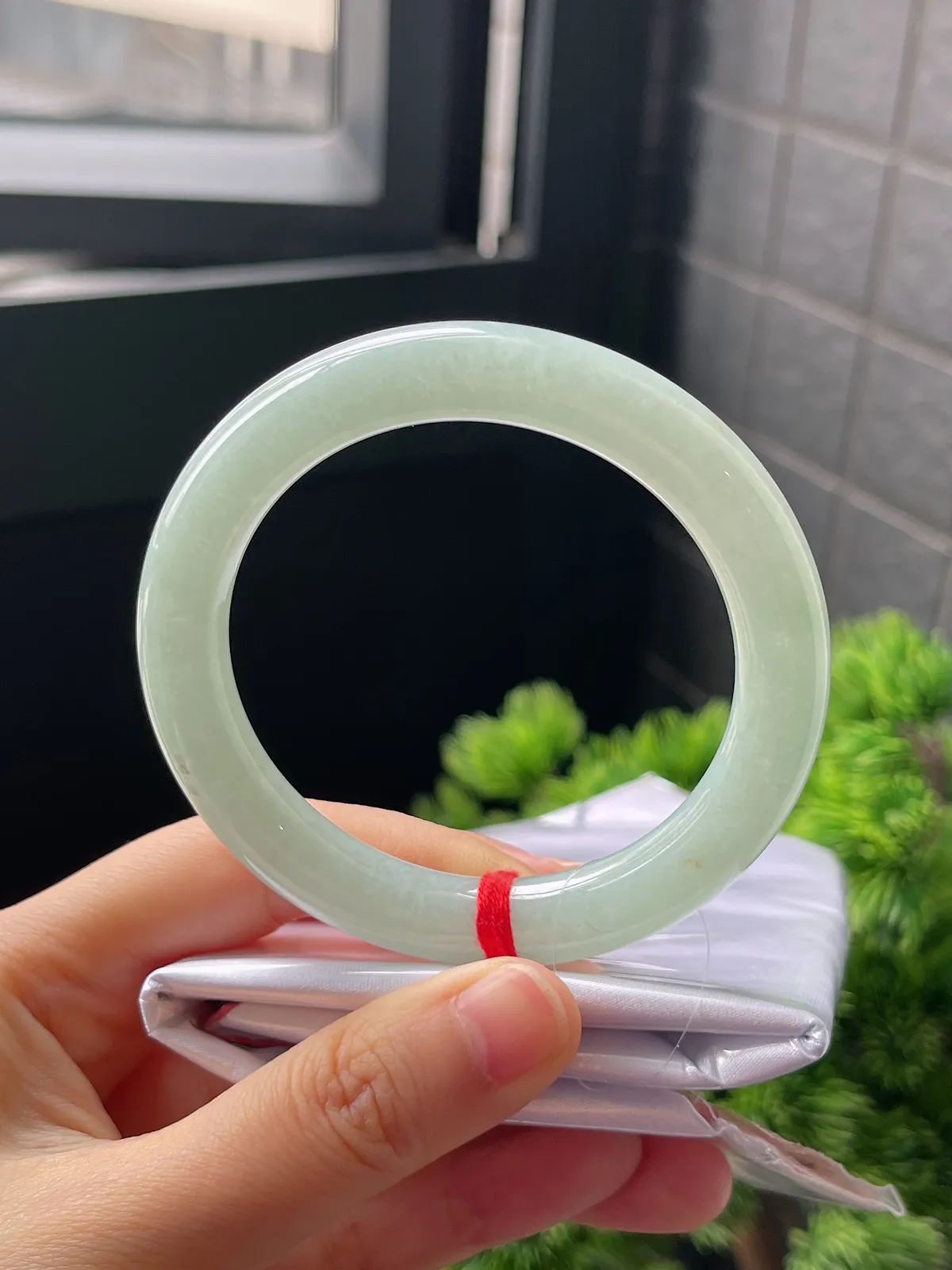 圆镯54.9圈口，翡翠糯化种淡绿色手镯