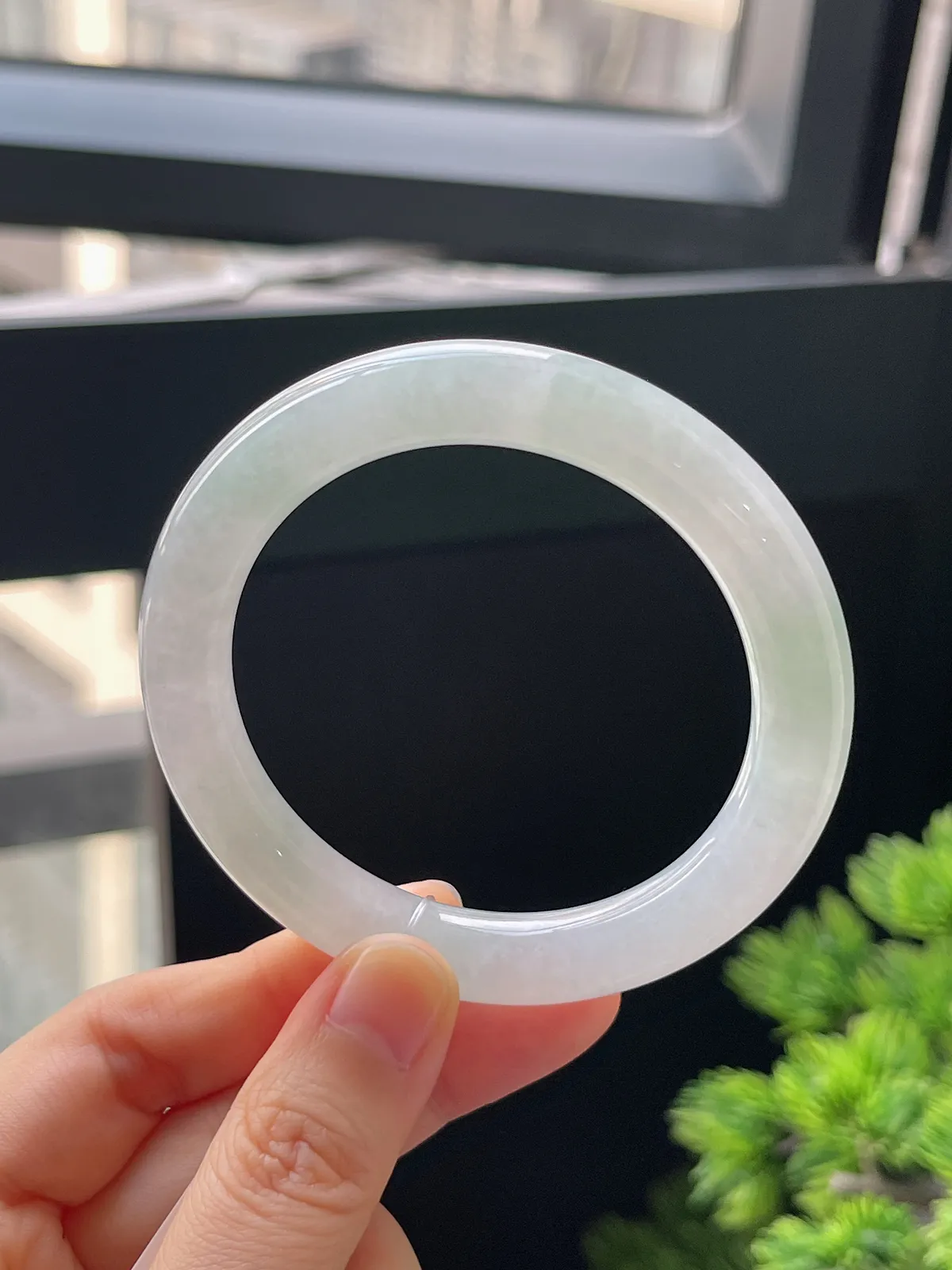 圆镯53.2圈口，翡翠冰糯种淡绿色手镯