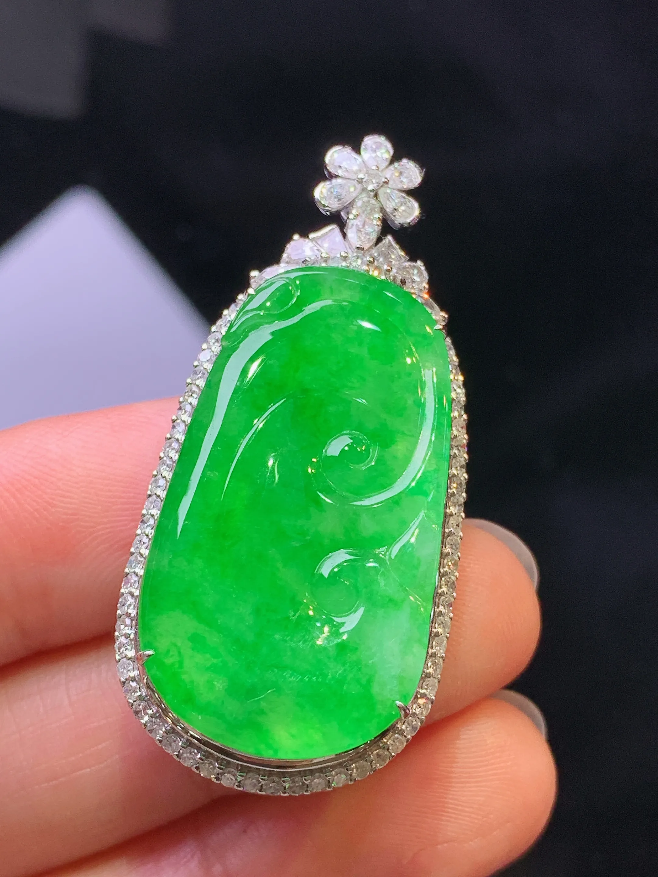 18k金钻镶嵌翠绿如意吊坠 玉质细腻 色泽艳丽清新 整体尺寸42.2*20*10