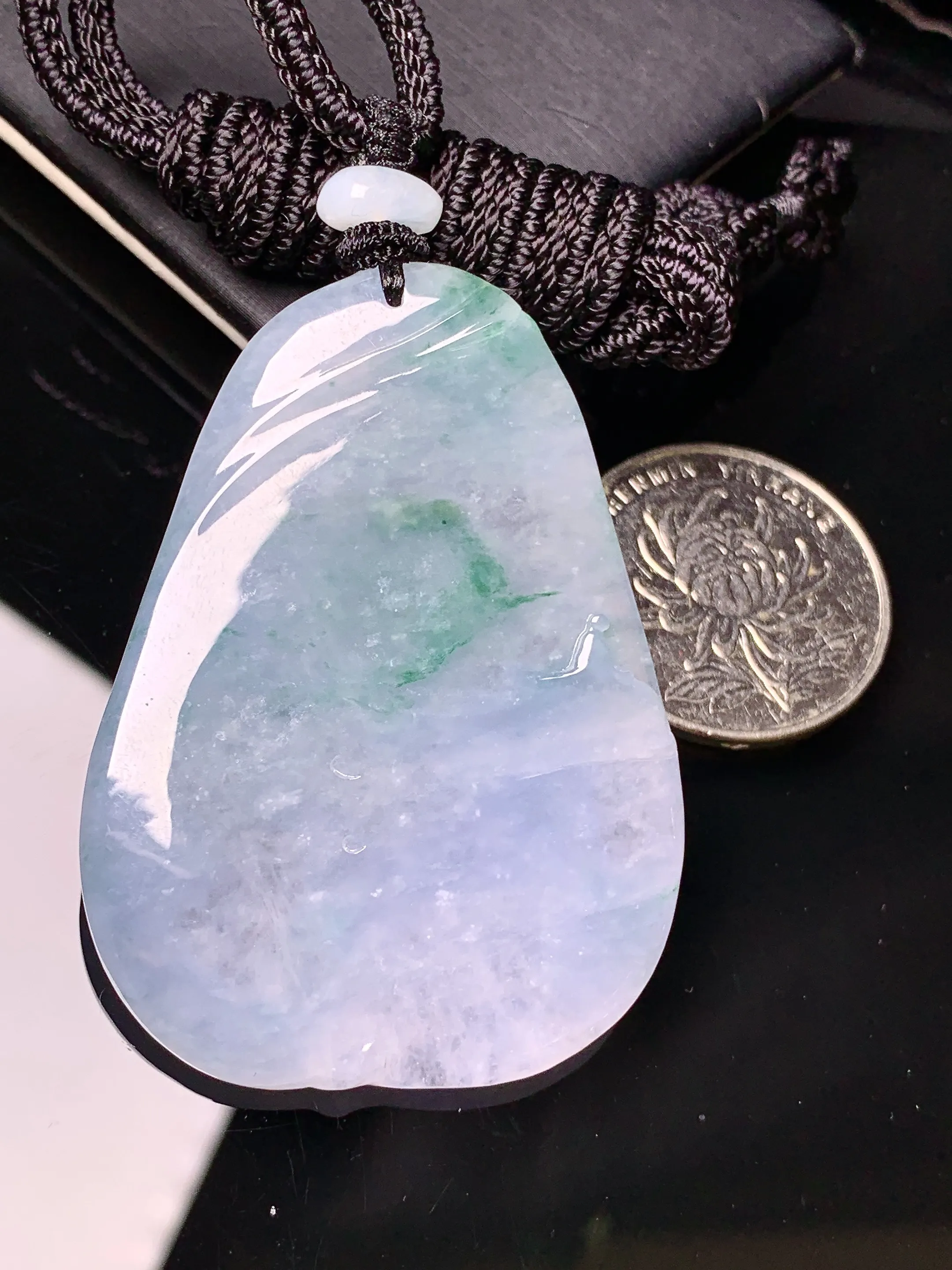 18k金钻镶嵌冰种飘绿悟道吊坠 玉质细腻 色泽艳丽清新 整体尺寸53.2*38.2*4.8