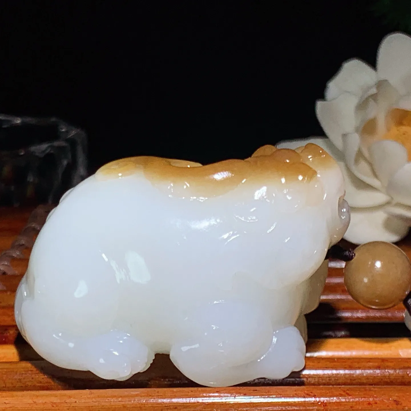 新疆和田玉白玉羊脂白且末糖招财进宝貔貅把件 尺寸63/32/37重118克。玉质细腻油润。手推出油。品相大气 lt260202