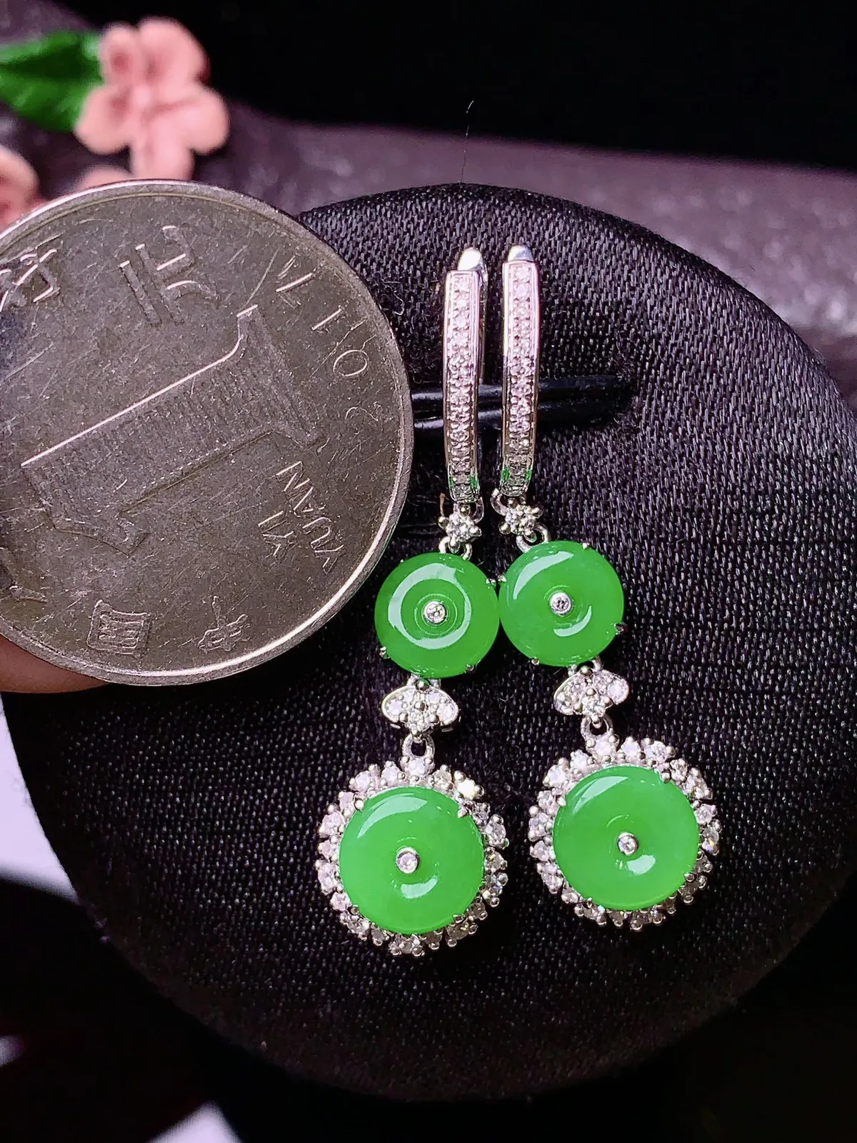 18k金钻镶嵌满绿平安扣耳坠 玉质细腻 色泽艳丽 整体尺寸34.5*10*5.6