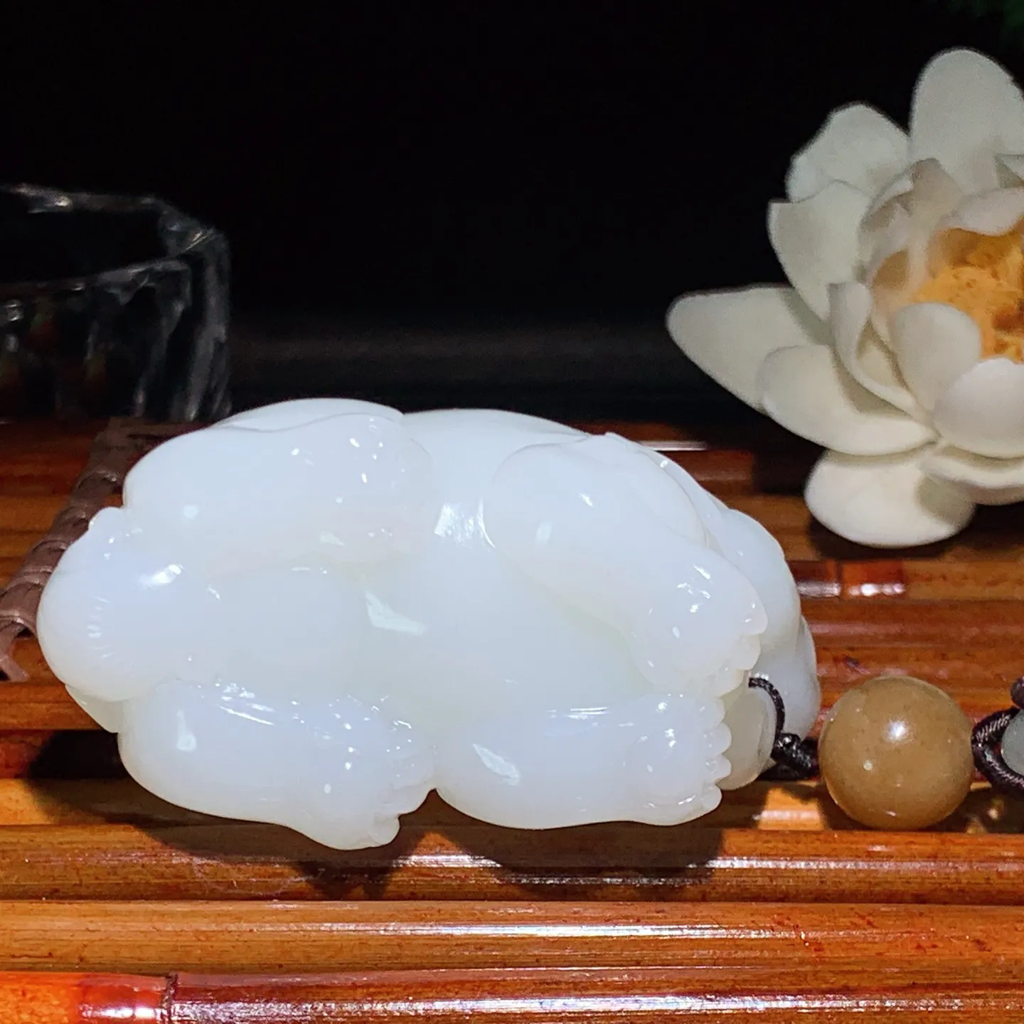 新疆和田玉白玉羊脂白且末糖招财进宝貔貅把件 尺寸63/32/37重118克。玉质细腻油润。手推出油。品相大气 lt260202