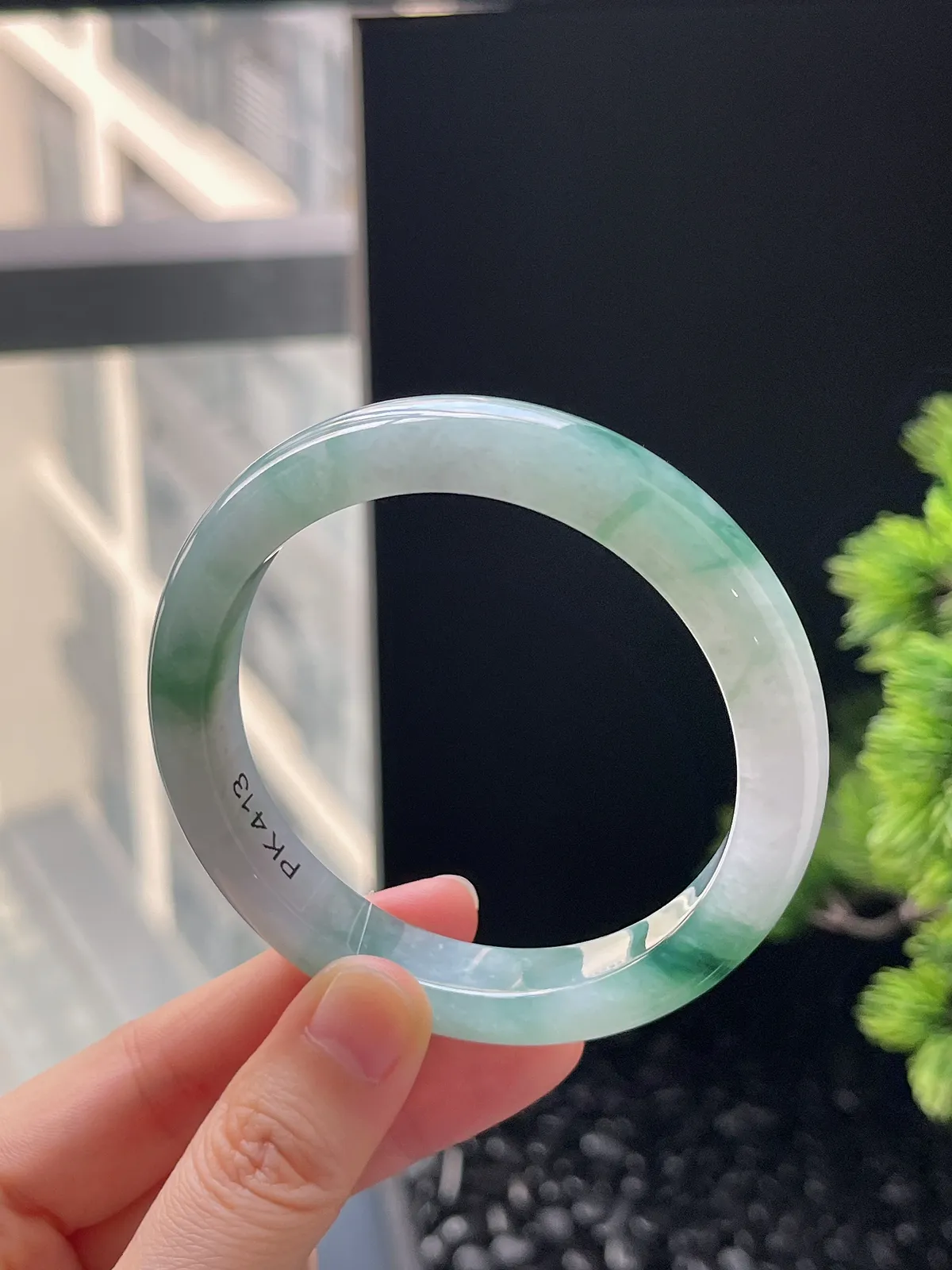 正圈58圈口，翡翠冰糯种飘绿手镯