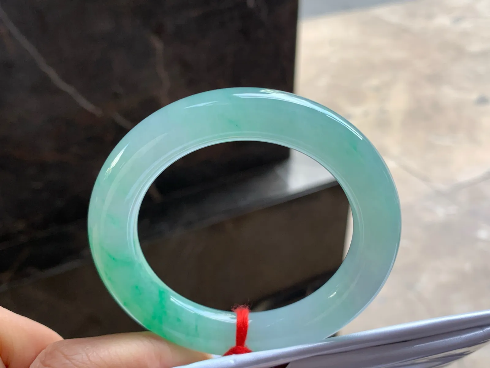 56-11.8

飘绿圆条手镯^_^色阳 玉质温润