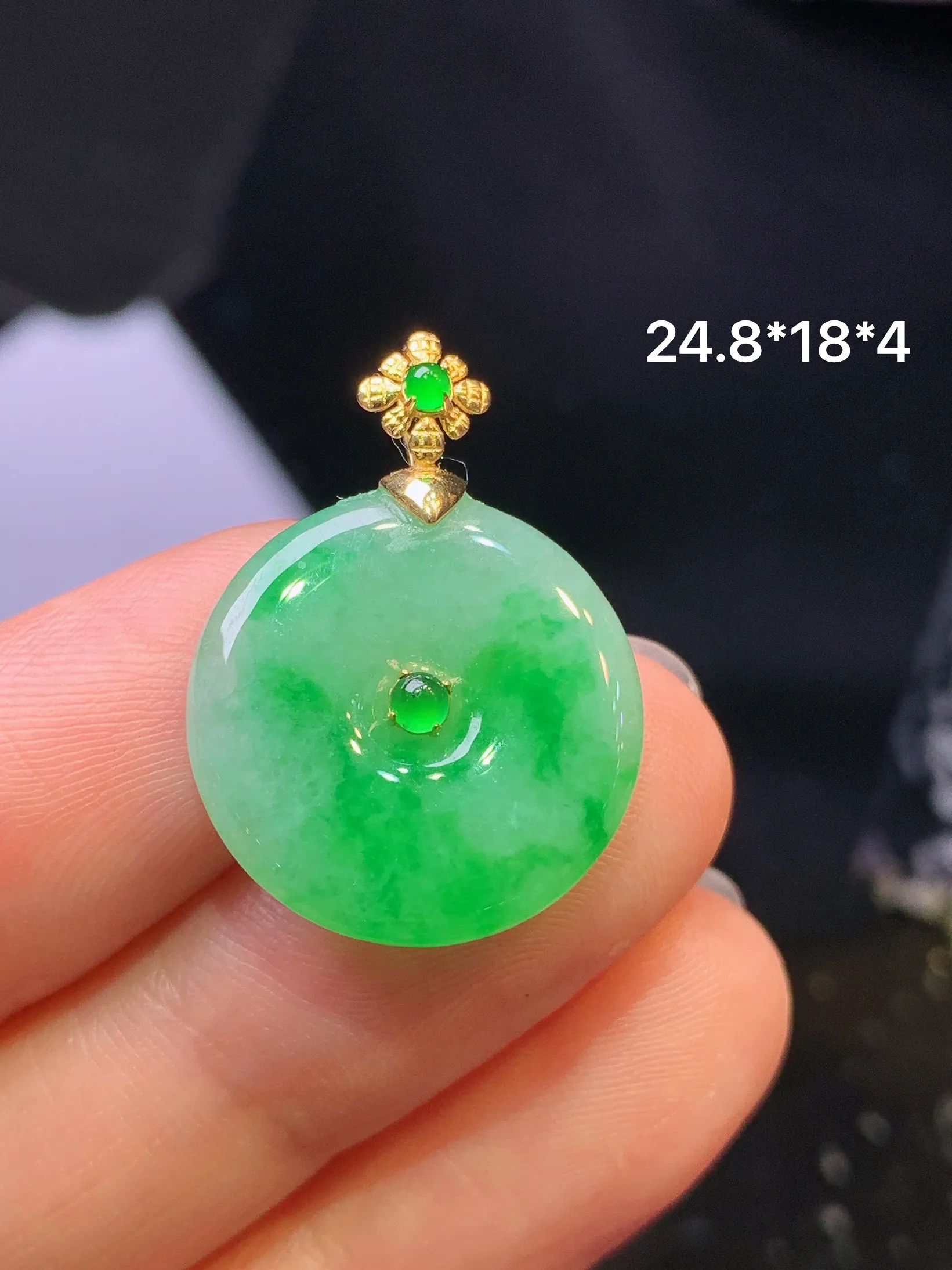 18k金钻镶嵌翠绿平安扣吊坠 玉质细腻 色泽艳丽清新 整体尺寸24.8*18*4