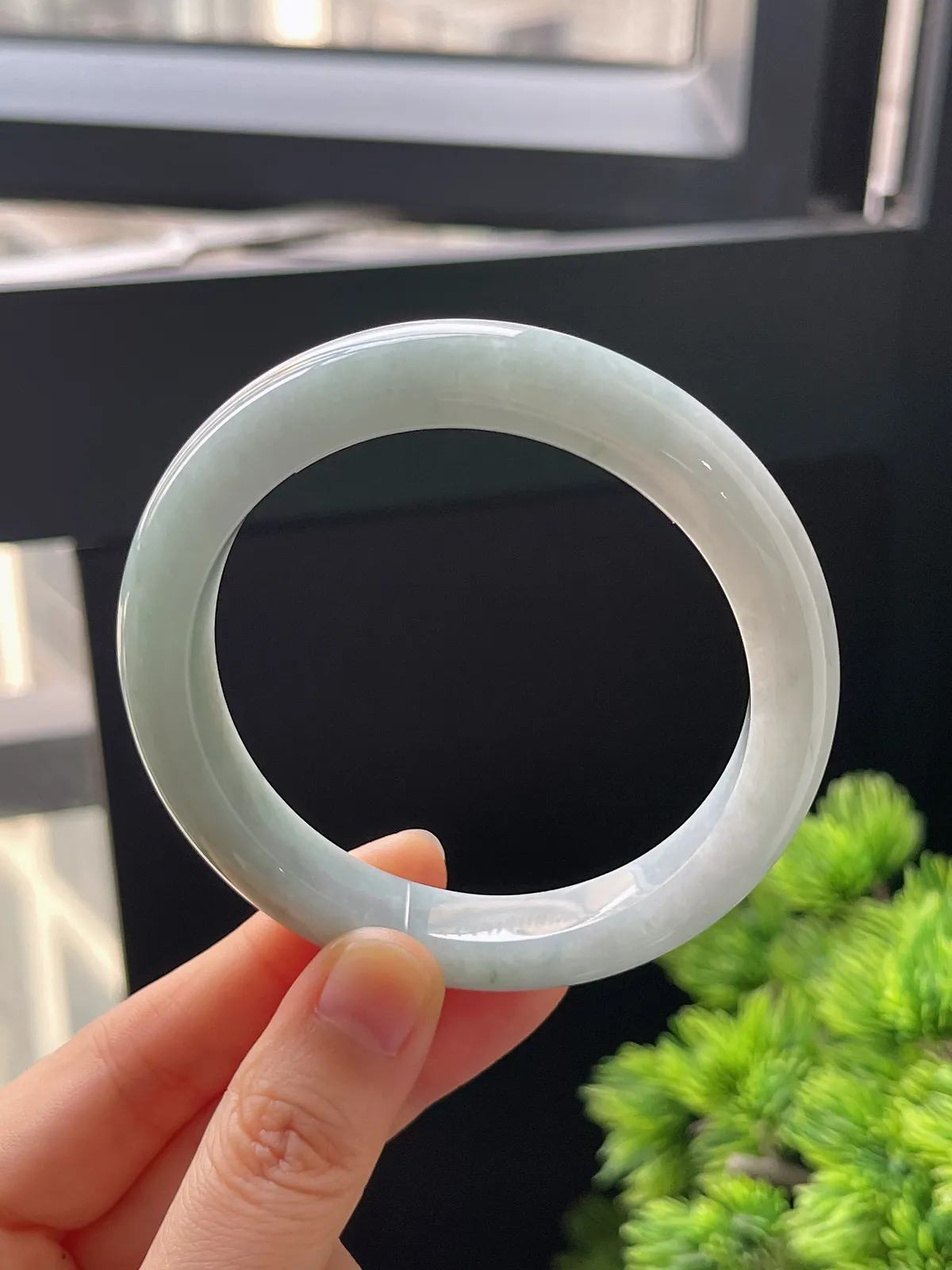 正圈57圈口，翡翠糯化种淡绿色手镯