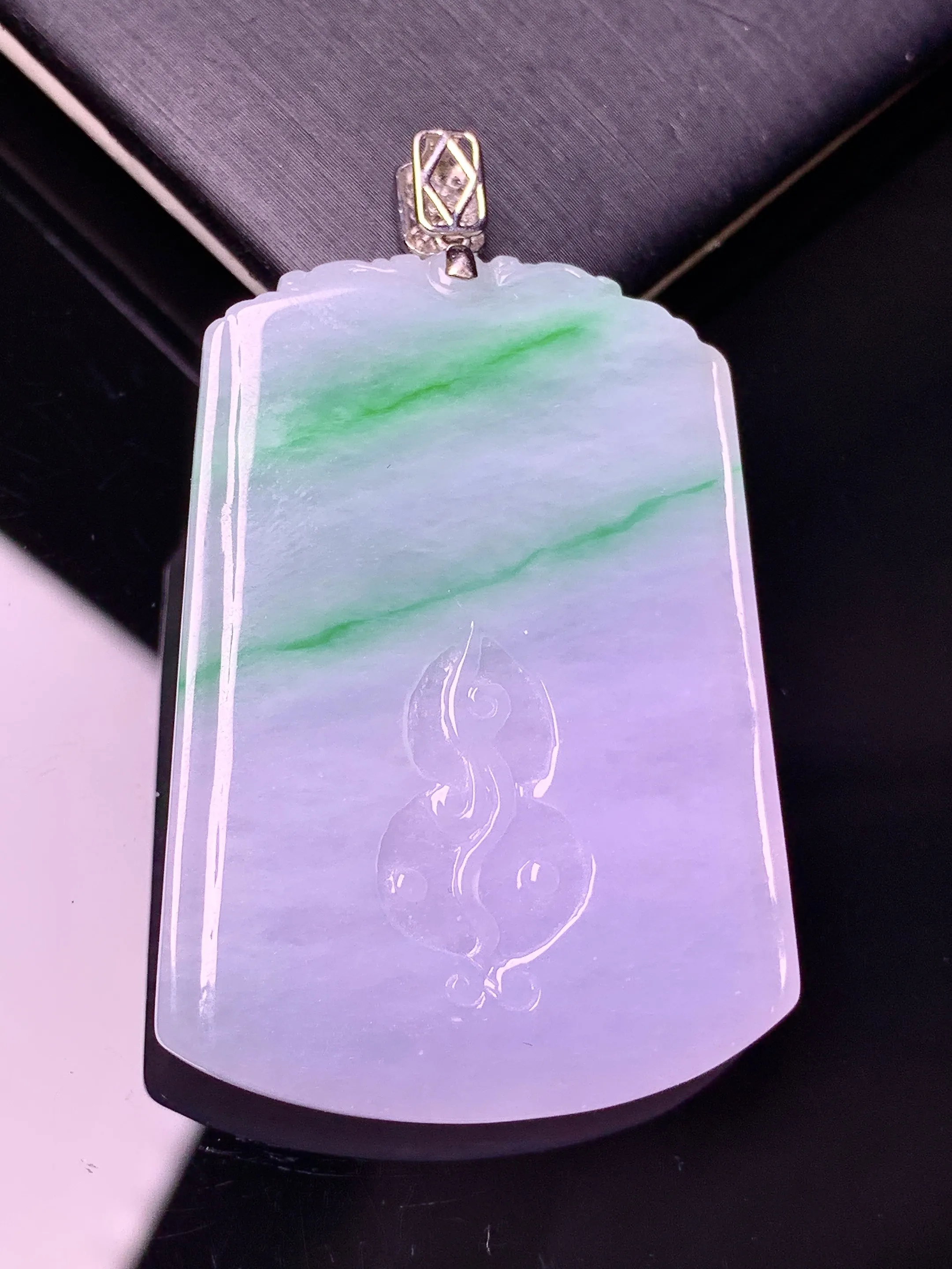 18k金钻镶嵌雕花春彩牌吊坠 玉质细腻 色泽艳丽清新 整体尺寸50.5*21.3*5