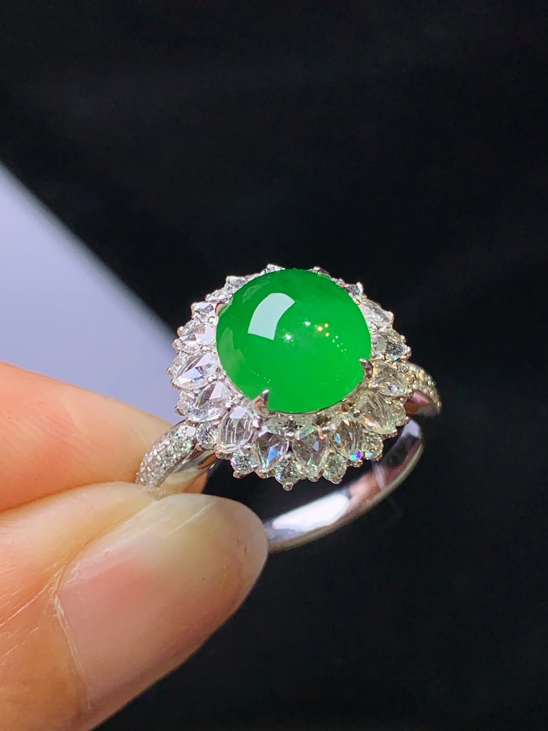 18k金钻镶嵌满绿蛋面戒指 吊玉质细腻 色泽艳丽清新 圈口14 整体尺寸14.2*10.2