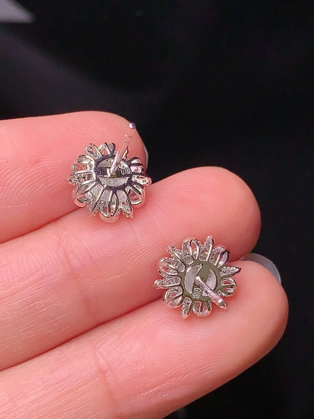 18k金钻镶嵌冰种蛋面耳钉 玉质细腻 水润透亮 整体尺寸9.8*6.8