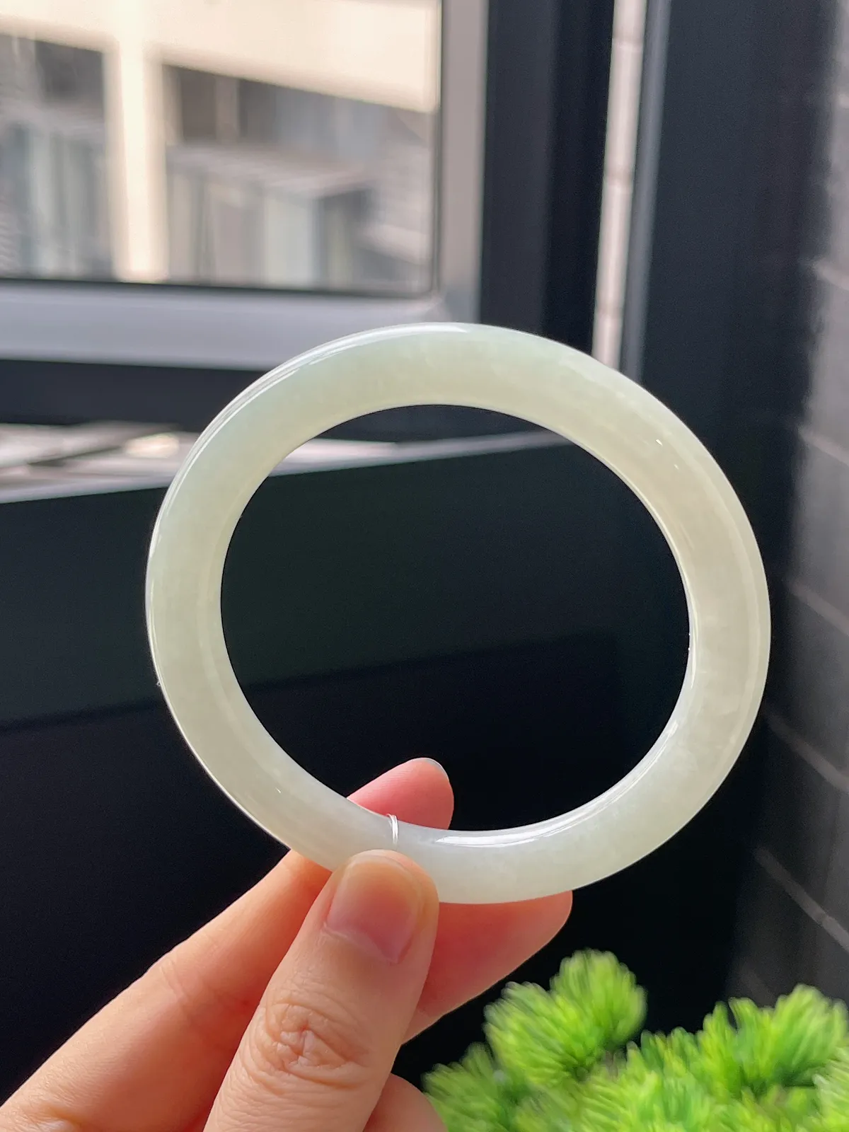 圆镯56.2圈口，翡翠冰糯种淡绿色手镯