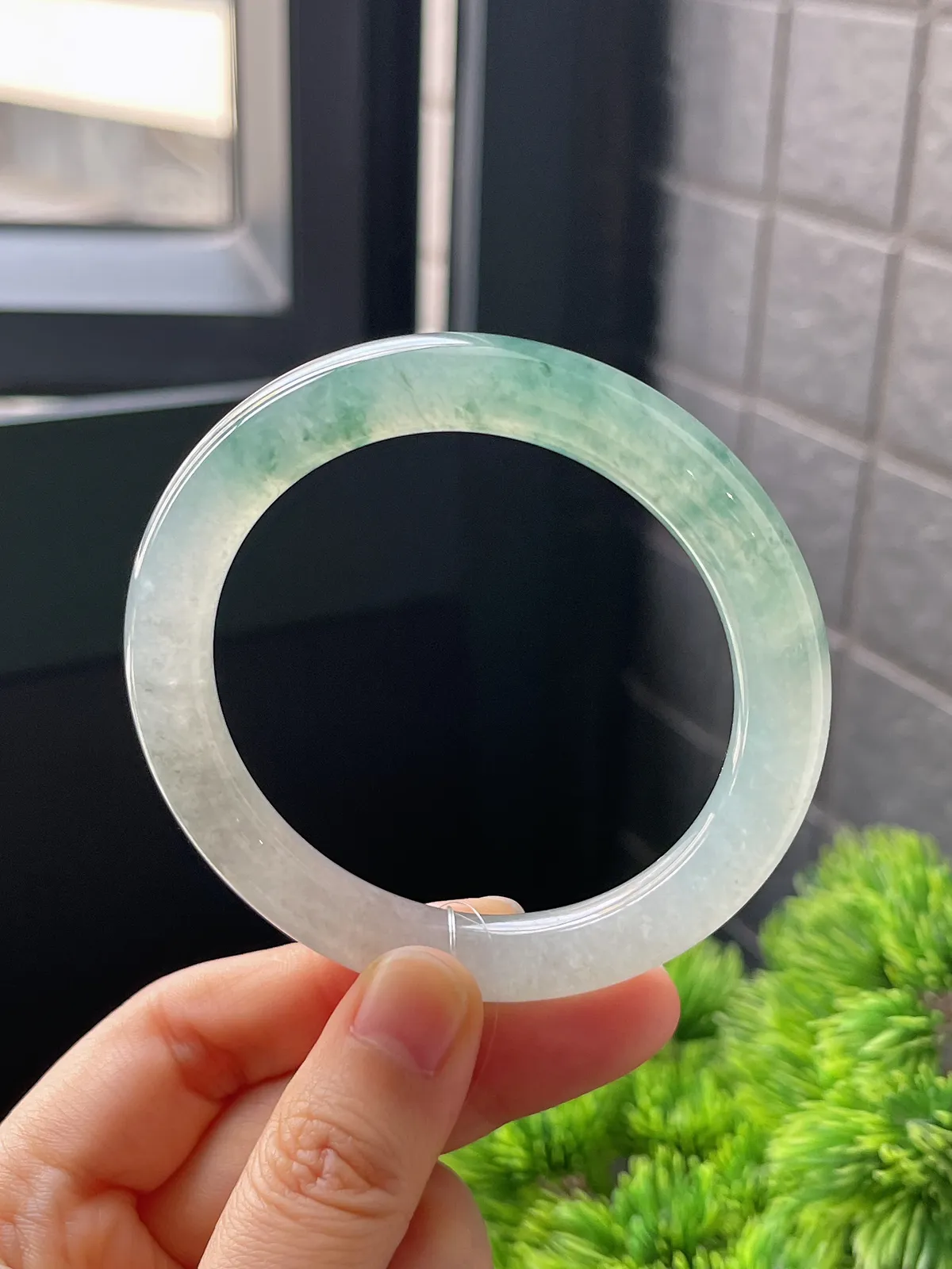 圆镯54.8圈口，翡翠冰种绿色手镯