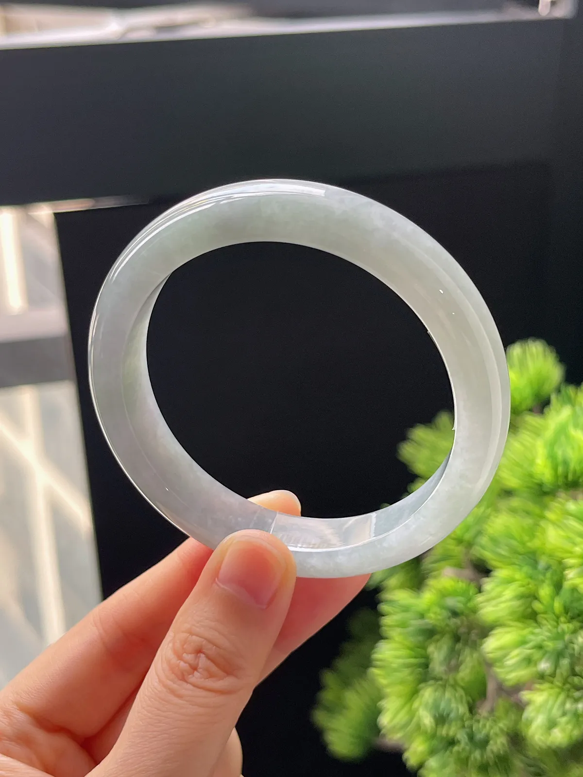 正圈56.3圈口，翡翠糯化种淡绿色手镯