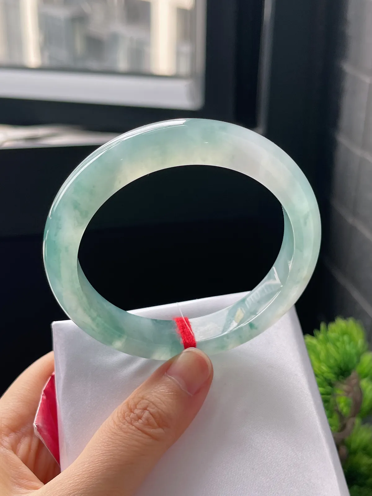 正圈57.6圈口，翡翠冰种蓝绿色飘花手镯