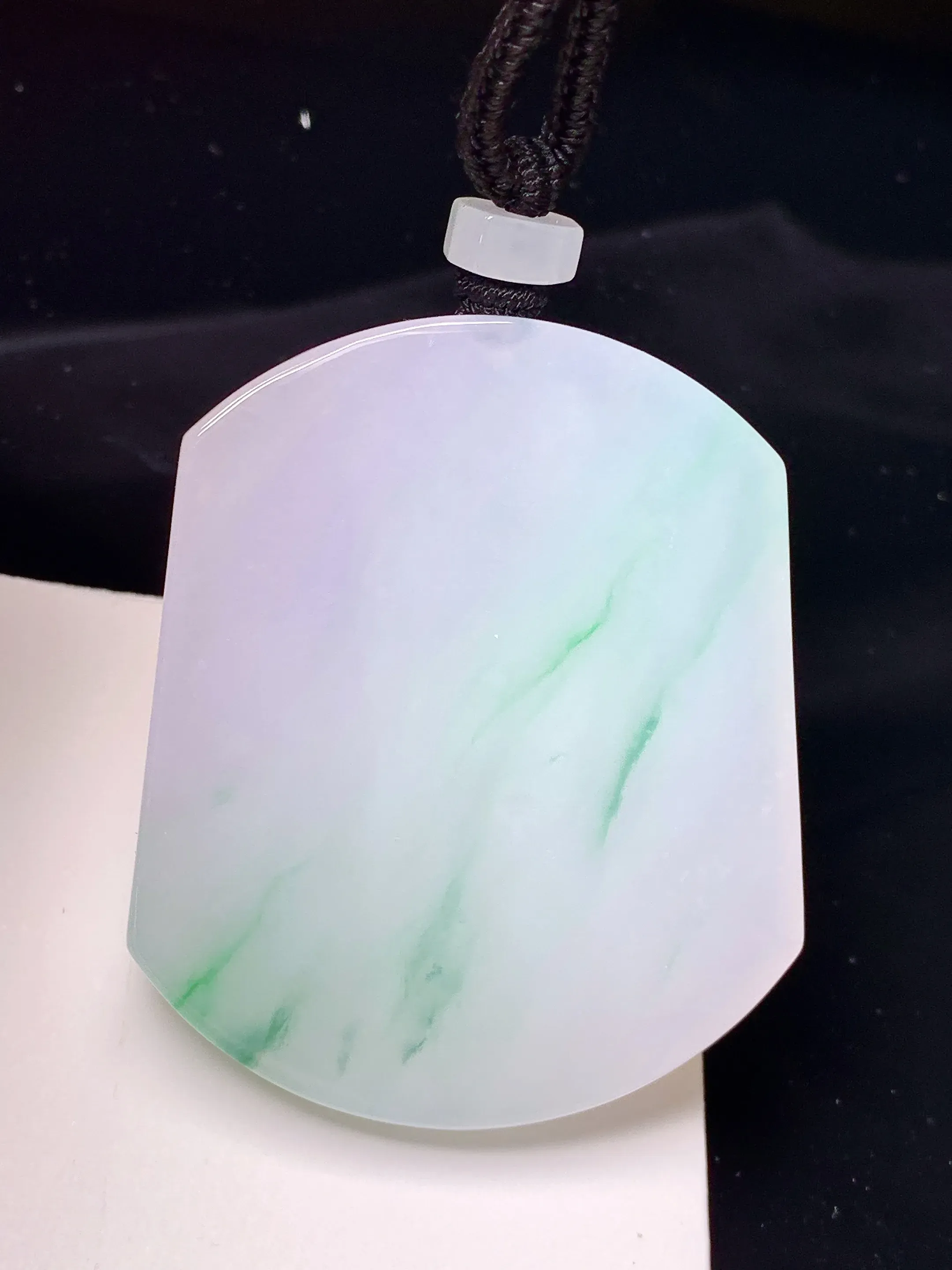 飘绿无事牌吊坠 玉质细腻 色泽艳丽清新 整体尺寸54*45*6.2