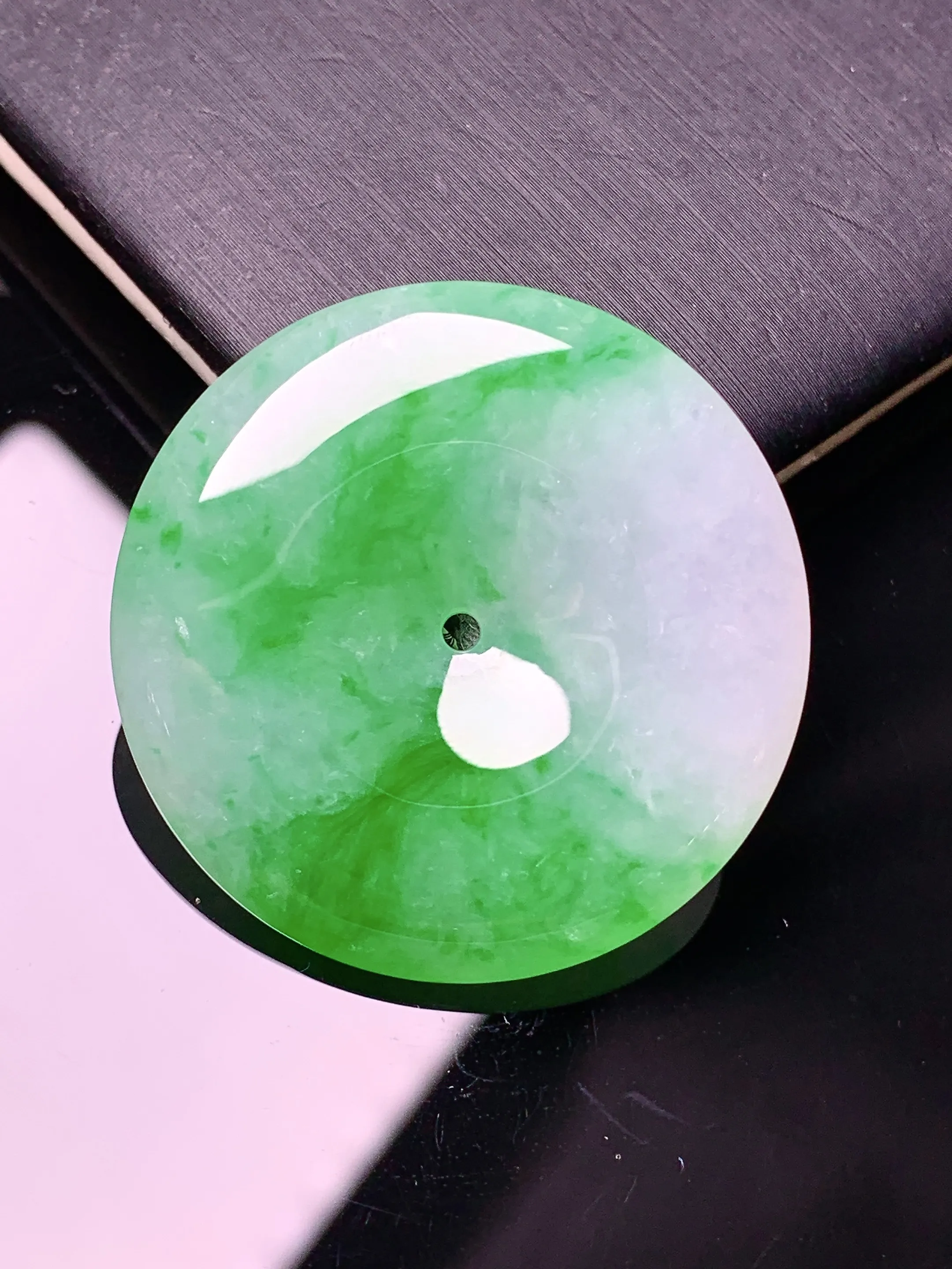 翠绿平安扣吊坠 玉质细腻 色泽艳丽清新 整体尺寸33.2*6