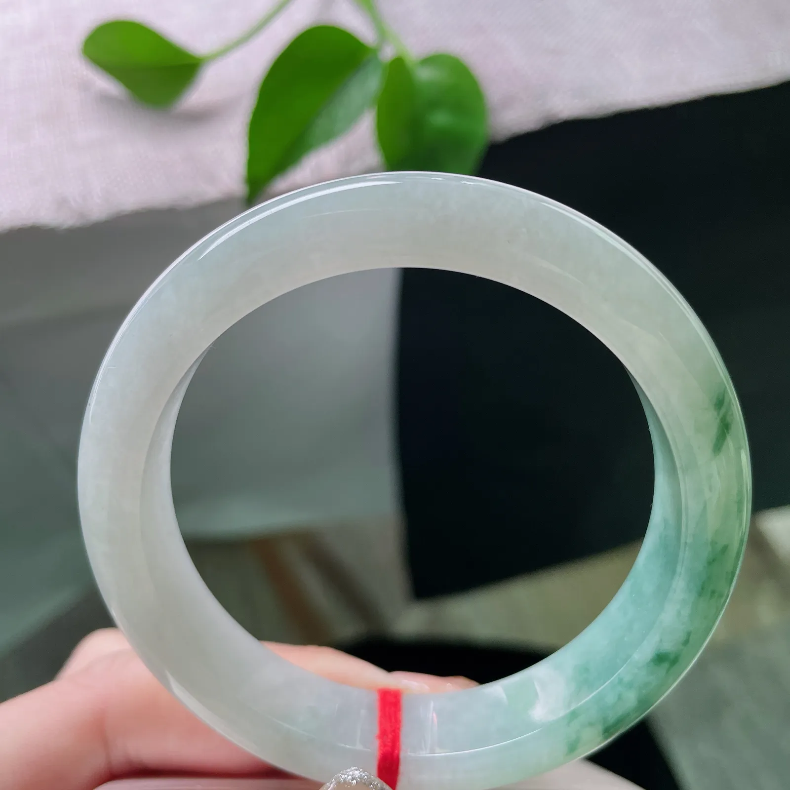 58.2/12.9/8.8。飘花正圈，奶白质地，水头好，细润，腕间的山水画，棉线