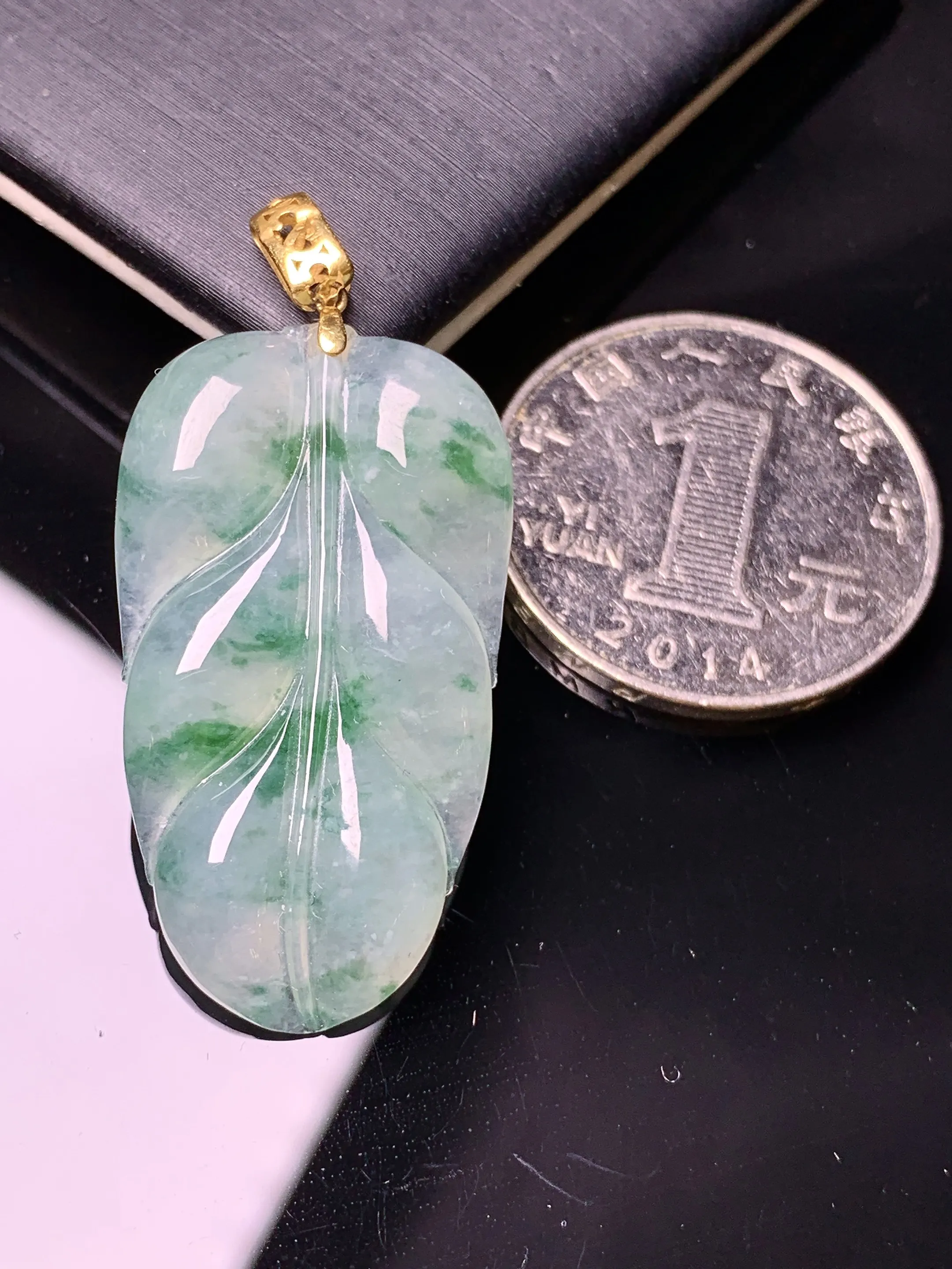 18k金镶嵌冰种飘绿树叶吊坠 玉质细腻 色泽艳丽清新 整体尺寸41.8*19.2*4.6