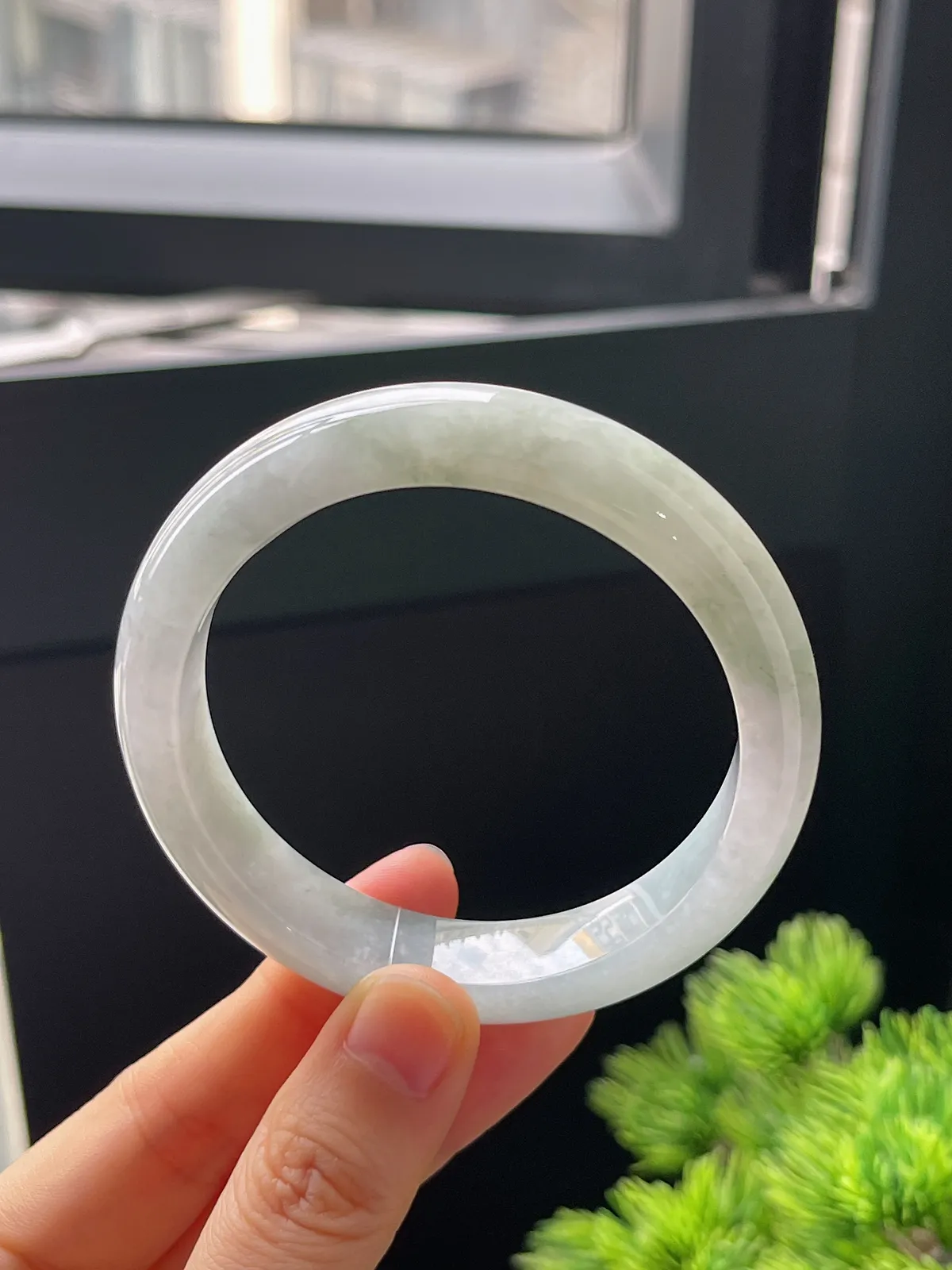 正圈55圈口，翡翠糯化种淡绿色手镯