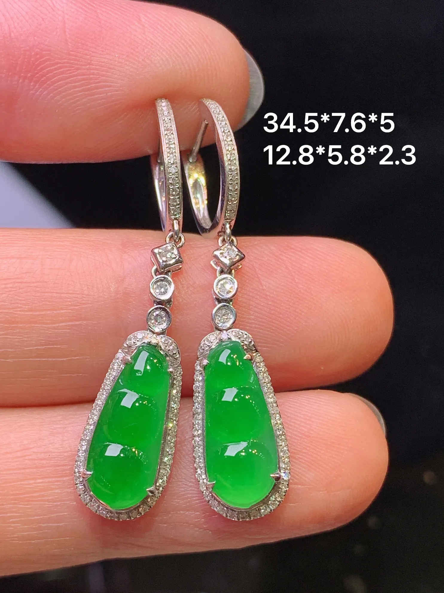 18k金钻镶嵌翠绿四季豆耳坠 玉质细腻 色泽艳丽清新 整体尺寸34.5*7.6*5