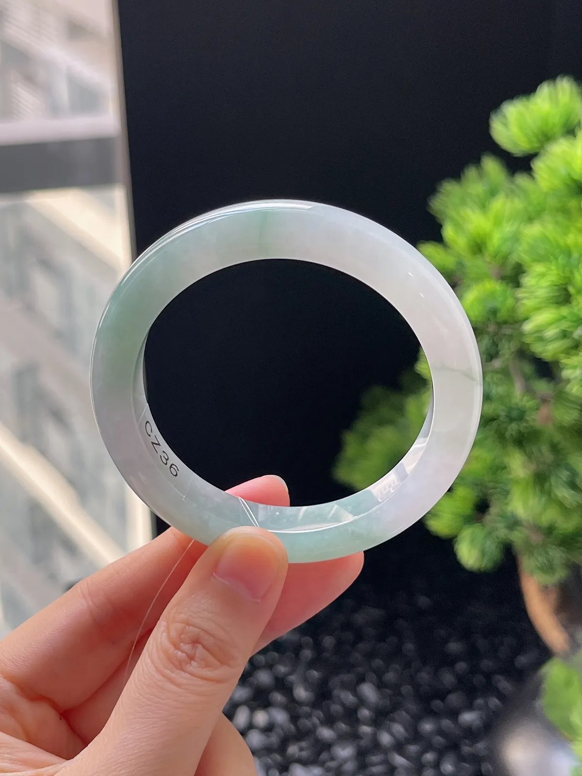 正圈52.4圈口，翡翠冰糯种浅绿色手镯