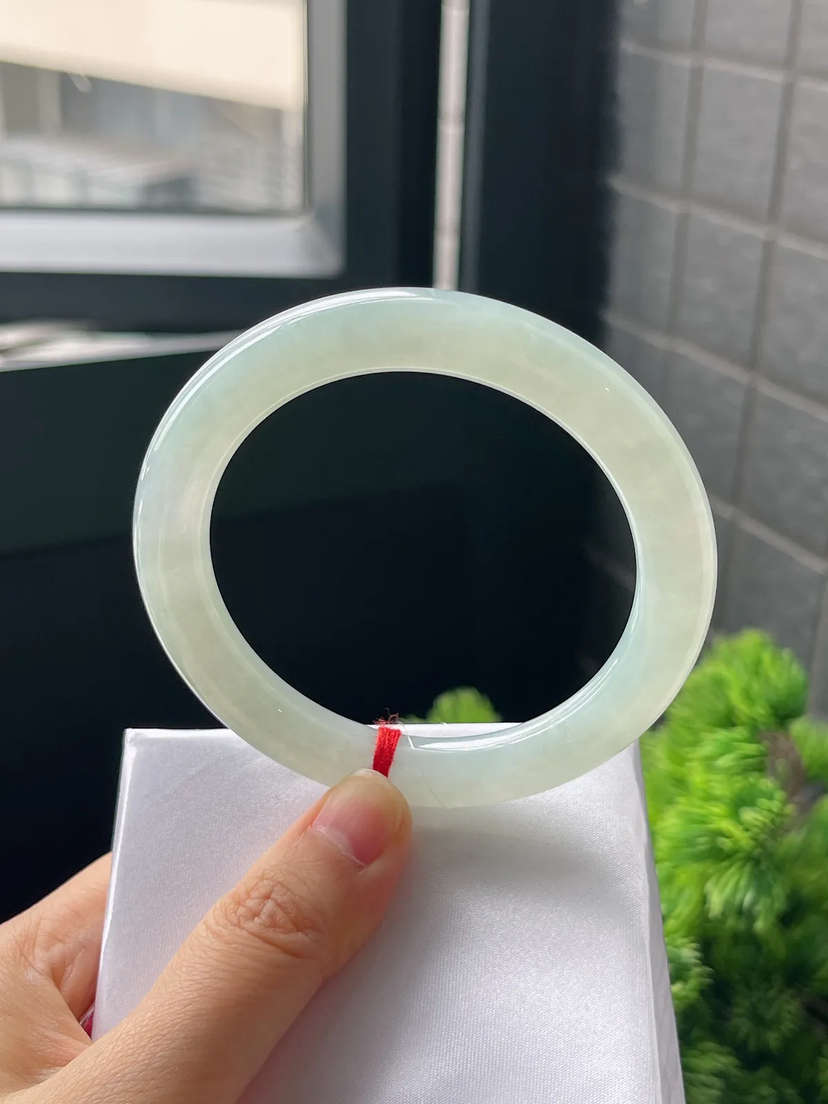 圆镯56.6圈口，翡翠冰糯种淡绿甜绿手镯