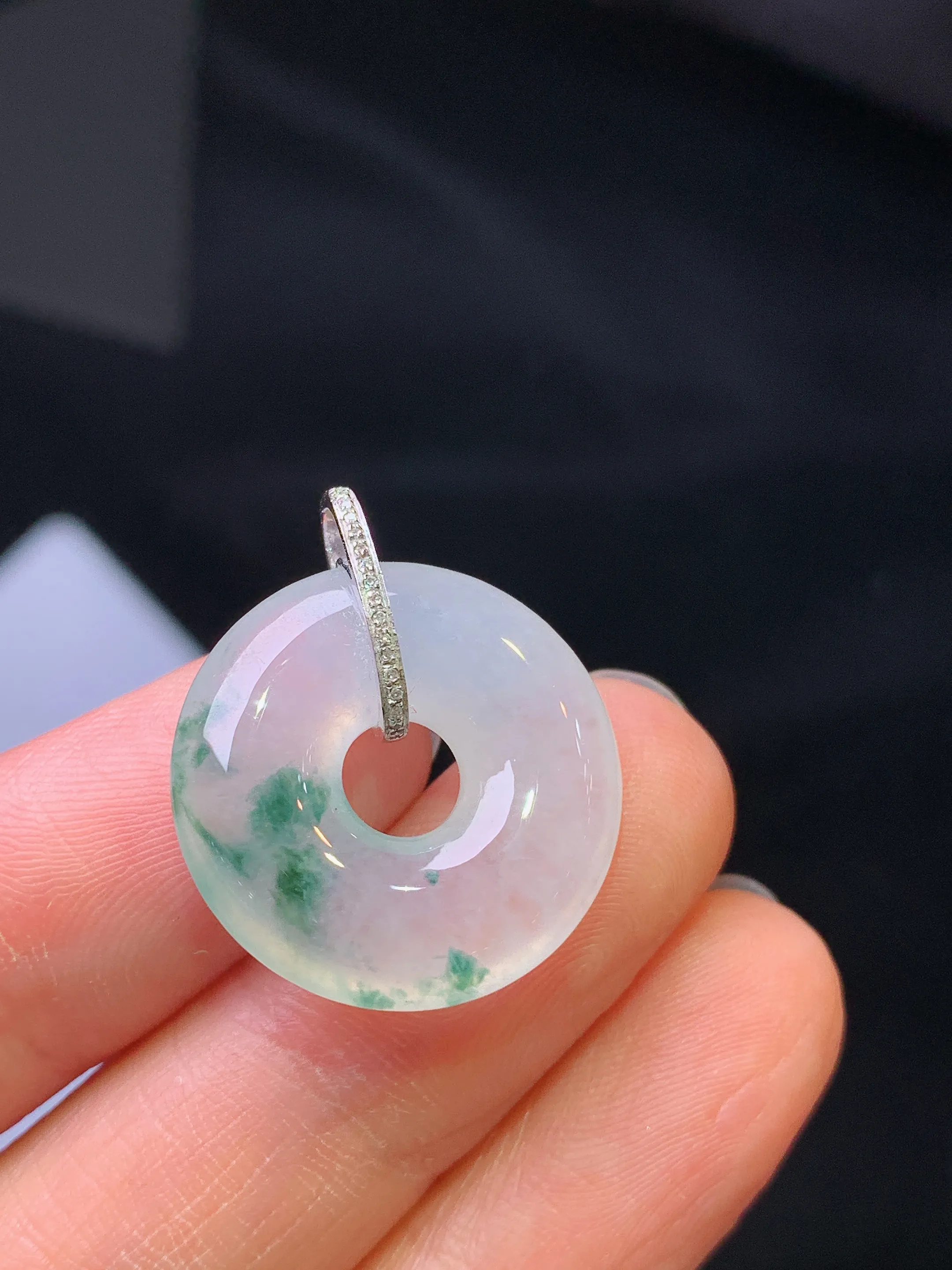 18k金钻镶嵌飘绿平安扣吊坠 玉质细腻 色泽艳丽清新 整体尺寸23.8*20.2*5.5