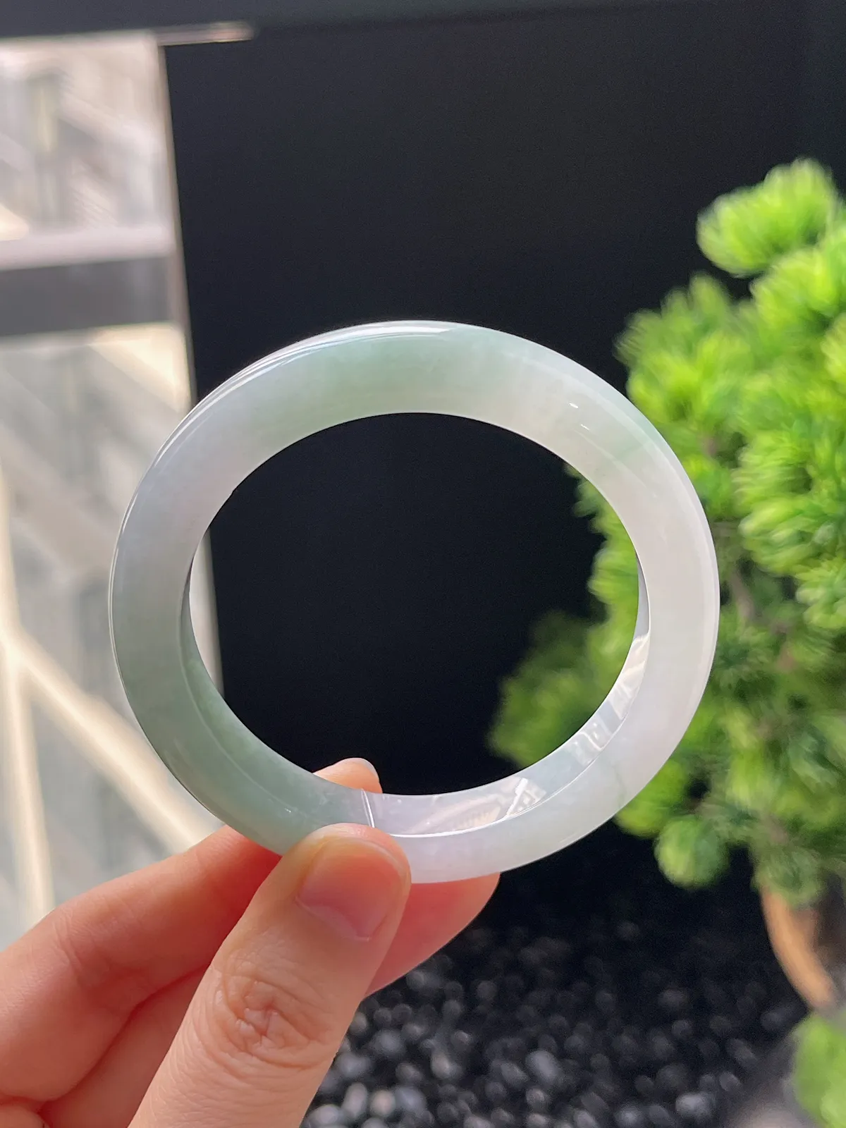 正圈52.4圈口，翡翠冰糯种浅绿色手镯