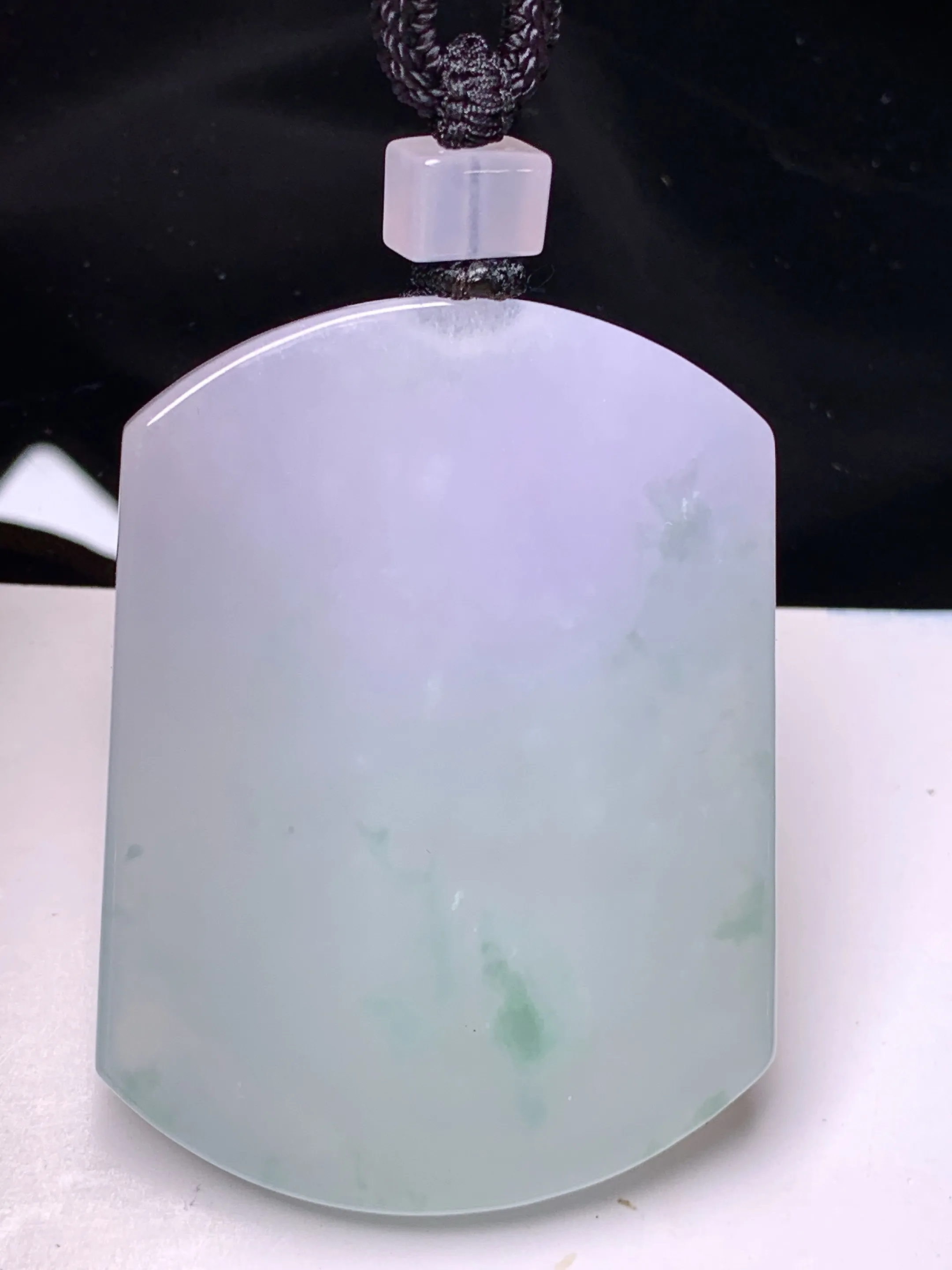 18k金钻镶嵌飘绿无事牌吊坠 玉质细腻 色泽艳丽清新 整体尺寸53.2*40*5.2