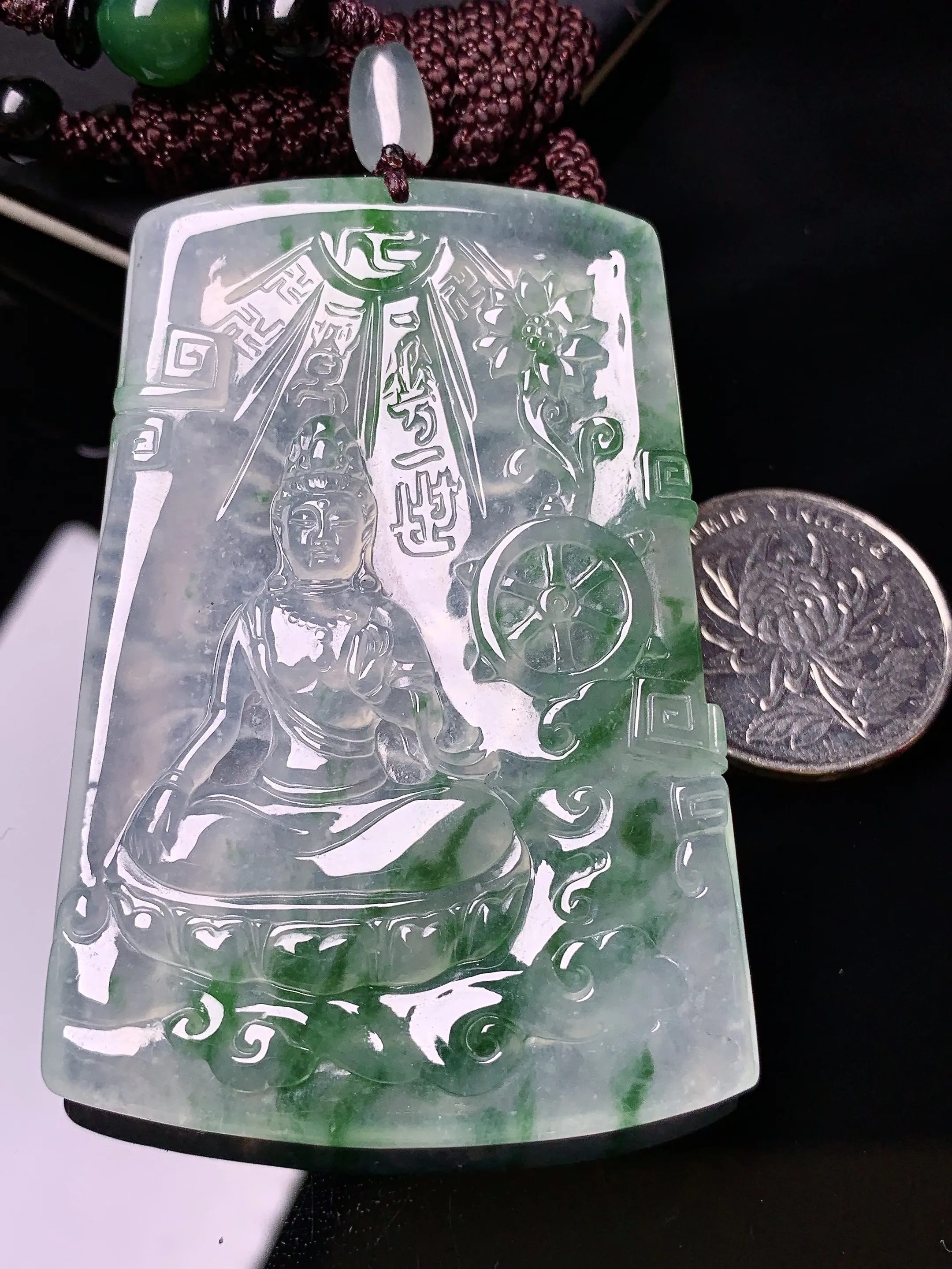 18k金钻镶嵌冰种飘绿观音菩萨吊坠 玉质细腻 色泽艳丽清新 整体尺寸66.2*45.2*6.5