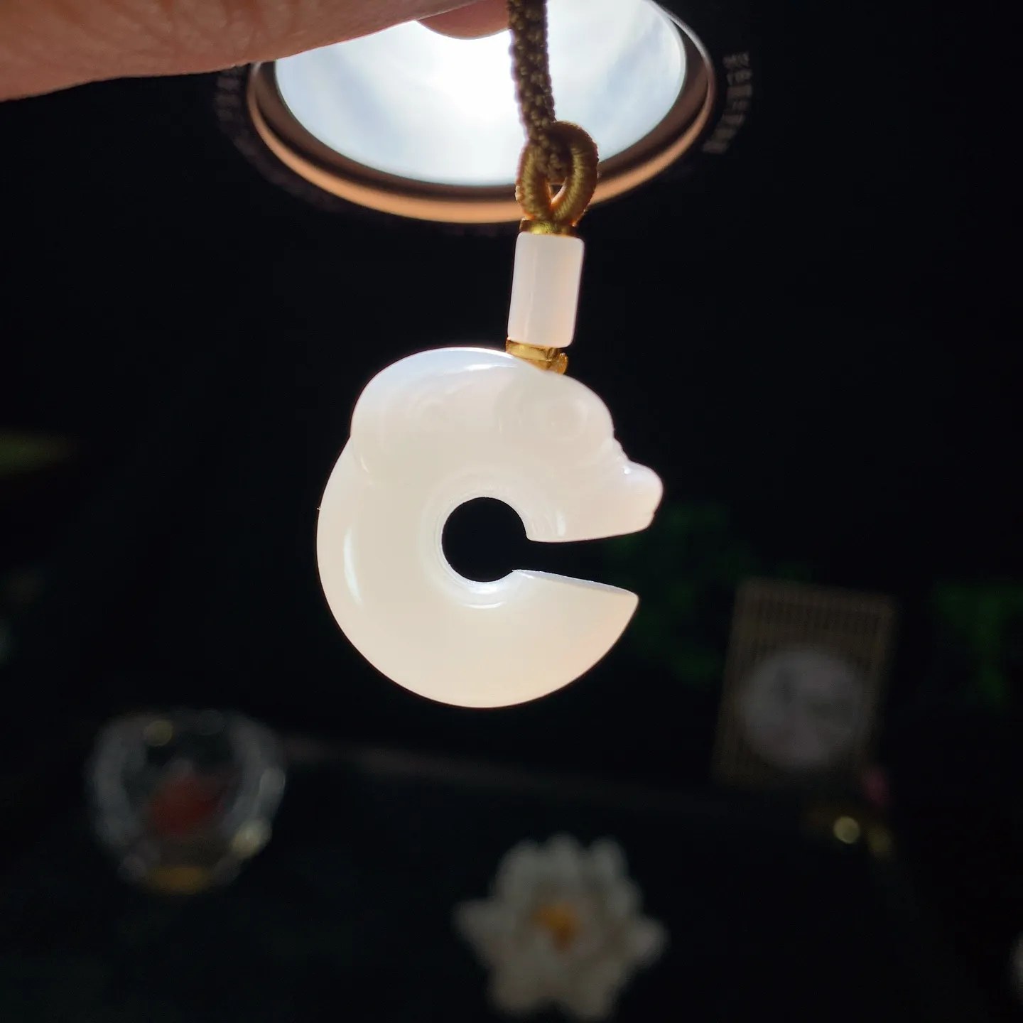 新疆和田玉白玉羊脂白玉猪龙挂件 尺寸24/22/11重11.5克。玉质细腻油润。手推出油。品相大气 lt260202