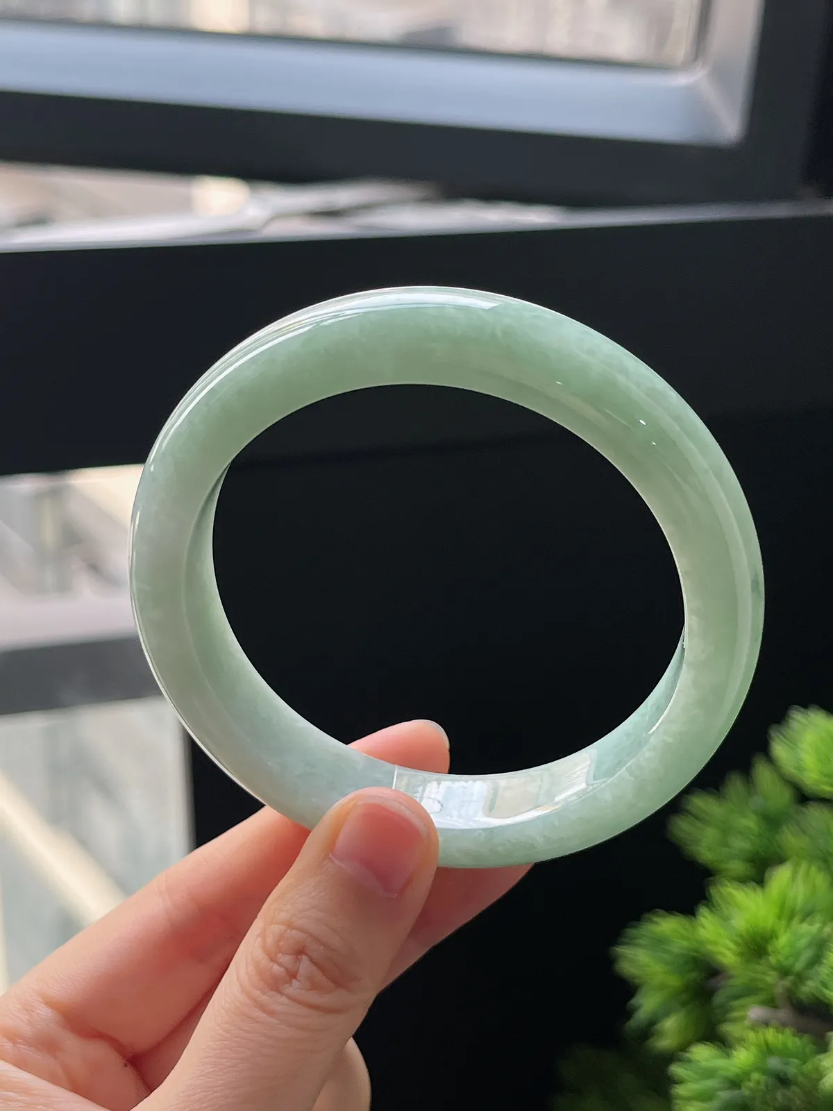 正圈59.8圈口，翡翠糯化种淡绿色手镯