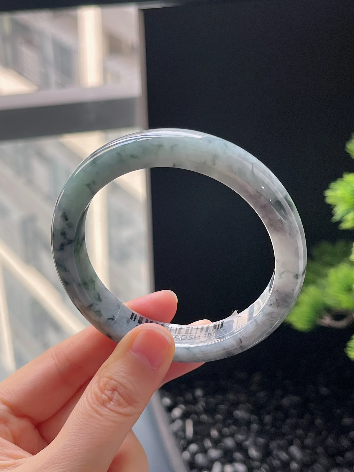 正圈57.8圈口，翡翠糯化种乌鸡底飘绿手镯