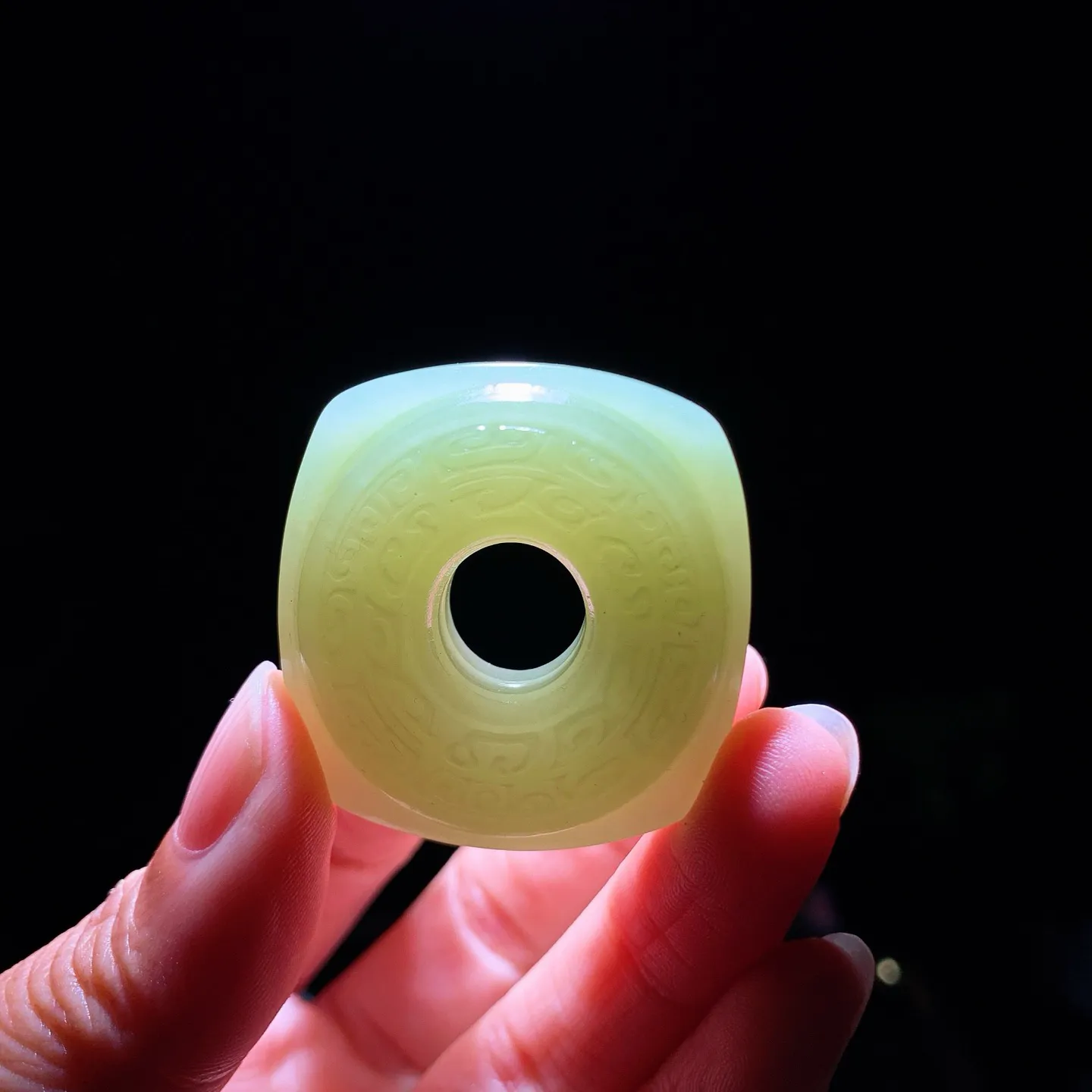 新疆和田玉若羌黄口料四方平安扣玉棕挂件 尺寸39/37/12重32克。玉质细腻油润。手推出油。品相大气 lt260202