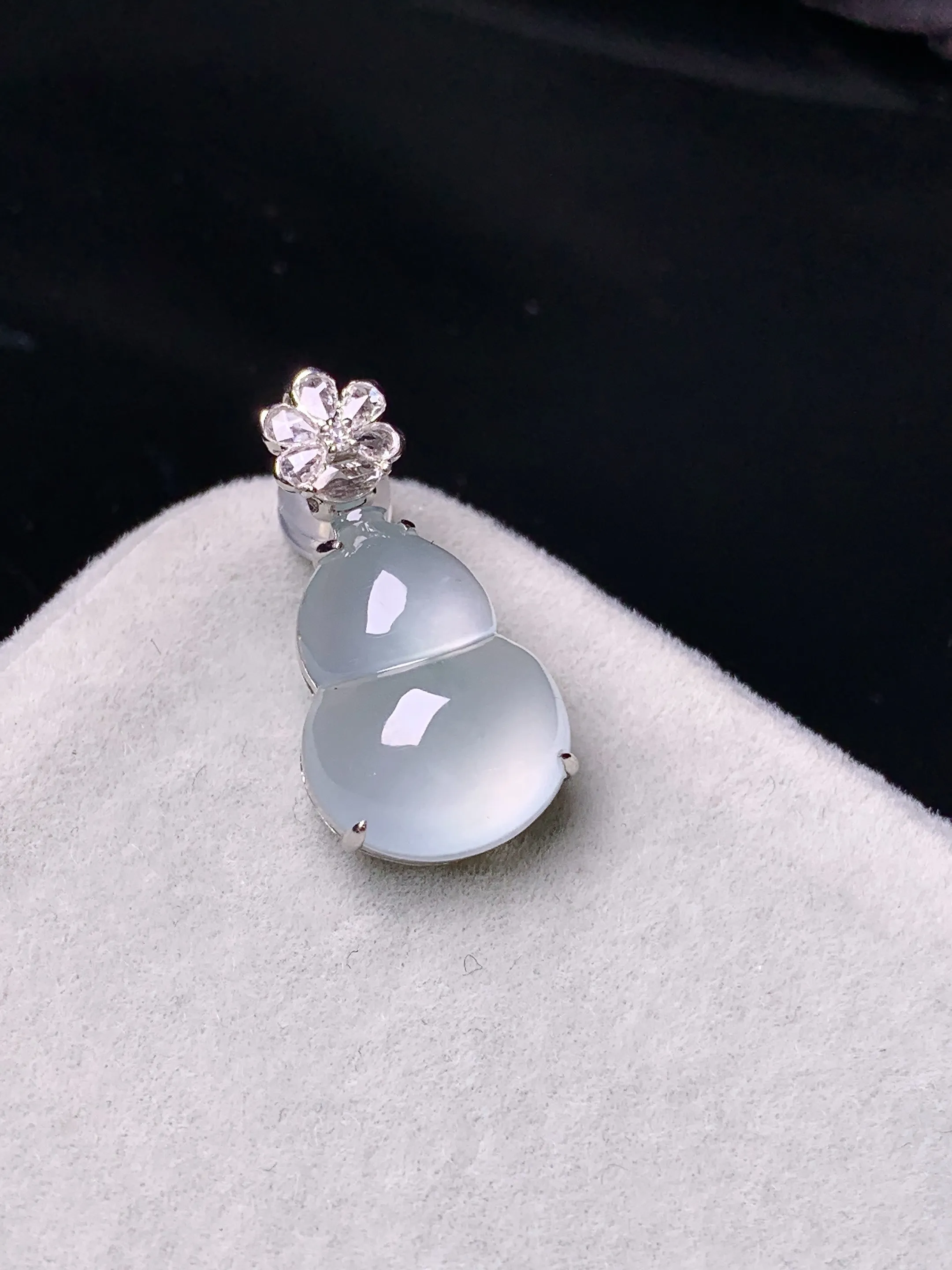 18k金钻镶嵌冰种葫芦吊坠 玉质细腻 色泽艳丽清新 整体尺寸21.8*11.2*7