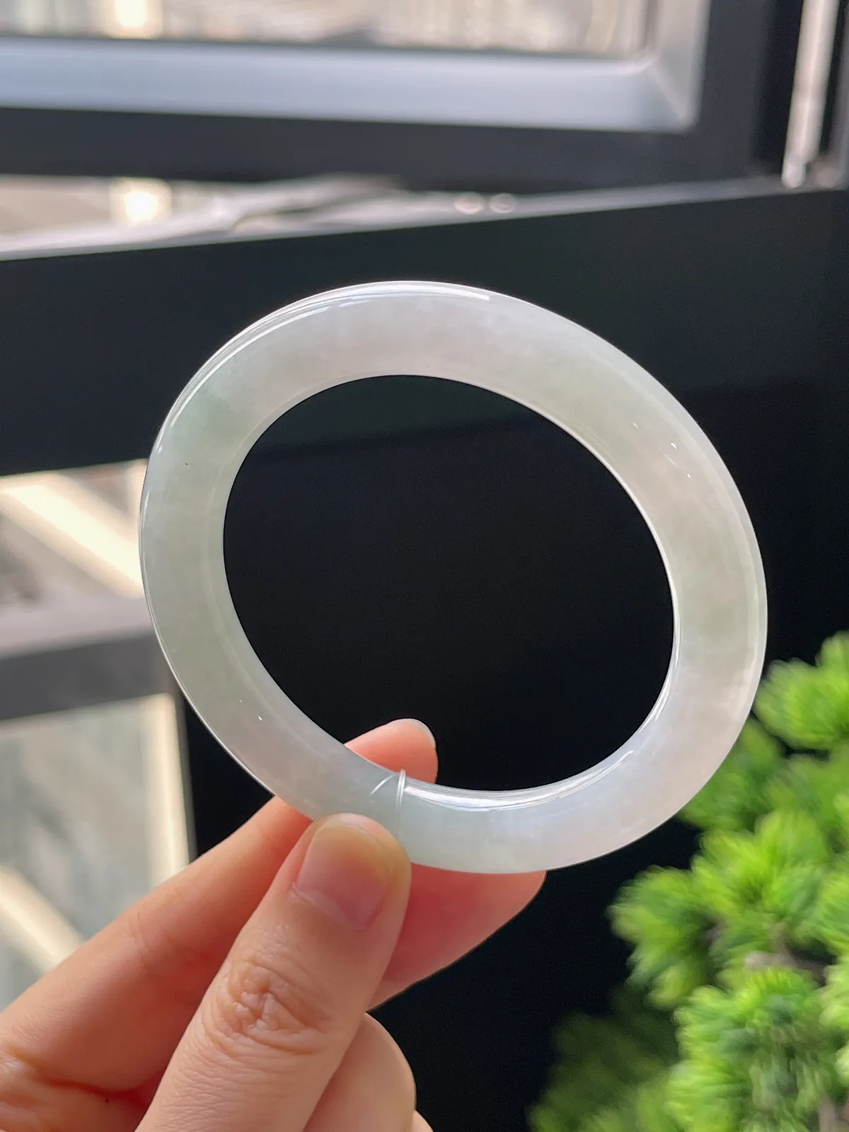 圆镯53.2圈口，翡翠冰糯种淡绿色手镯