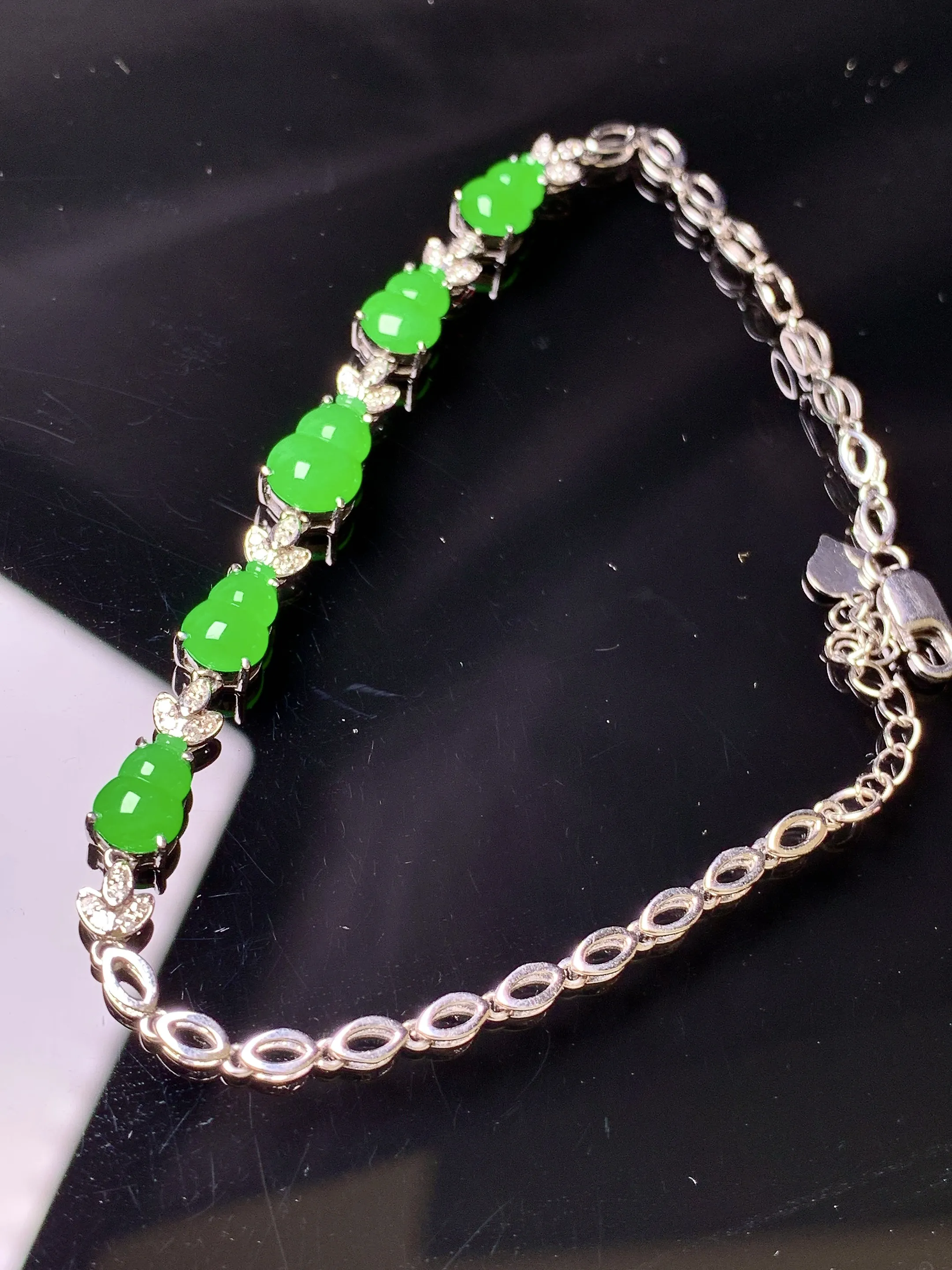 18k金钻镶嵌满绿葫芦手链 玉质细腻 色泽艳丽清新 整体尺寸8.6*5.8*2