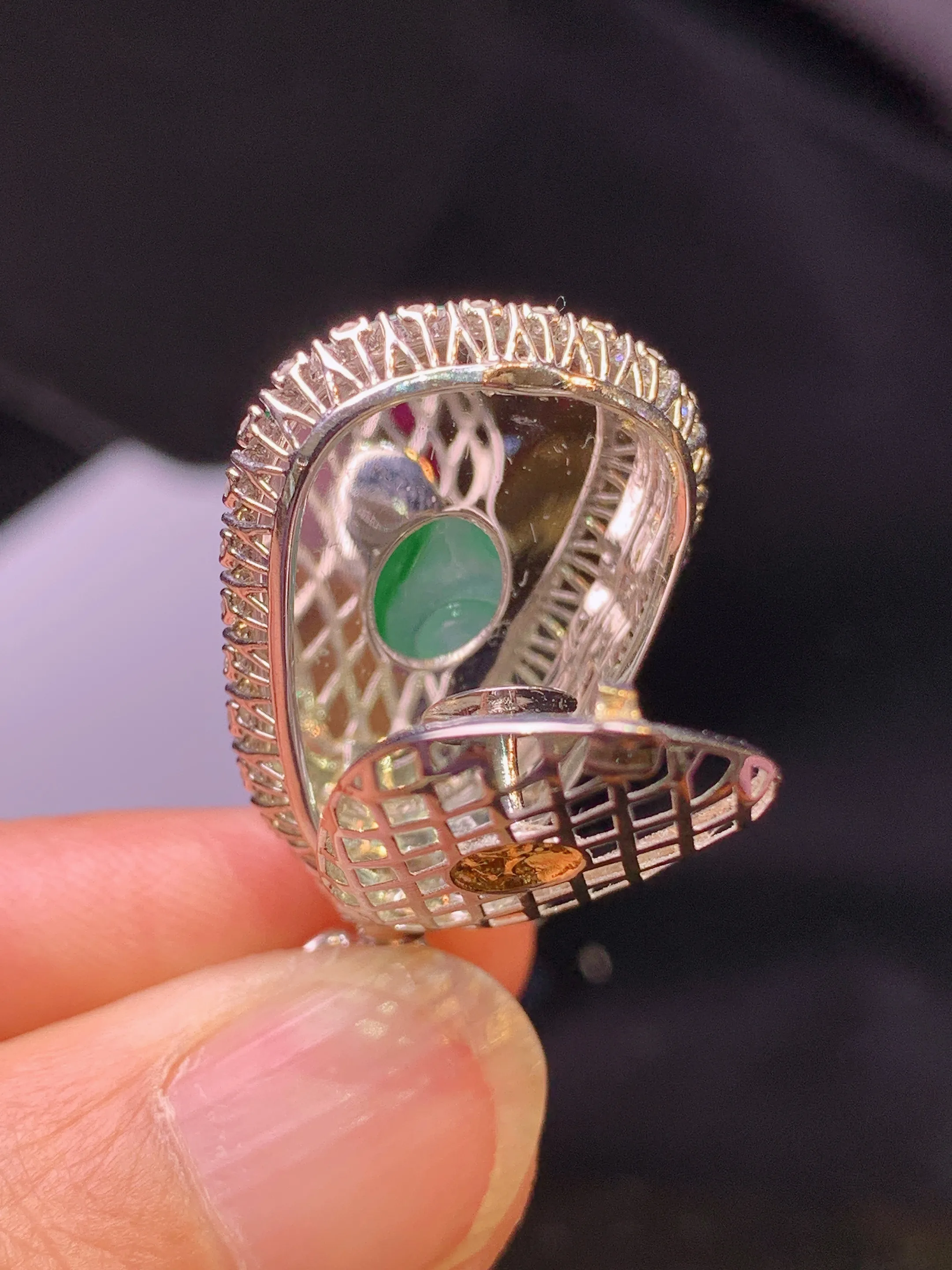 18k金钻镶嵌飘绿如意吊坠 玉质细腻 色泽艳丽清新 整体尺寸33.8*18.3*8.5