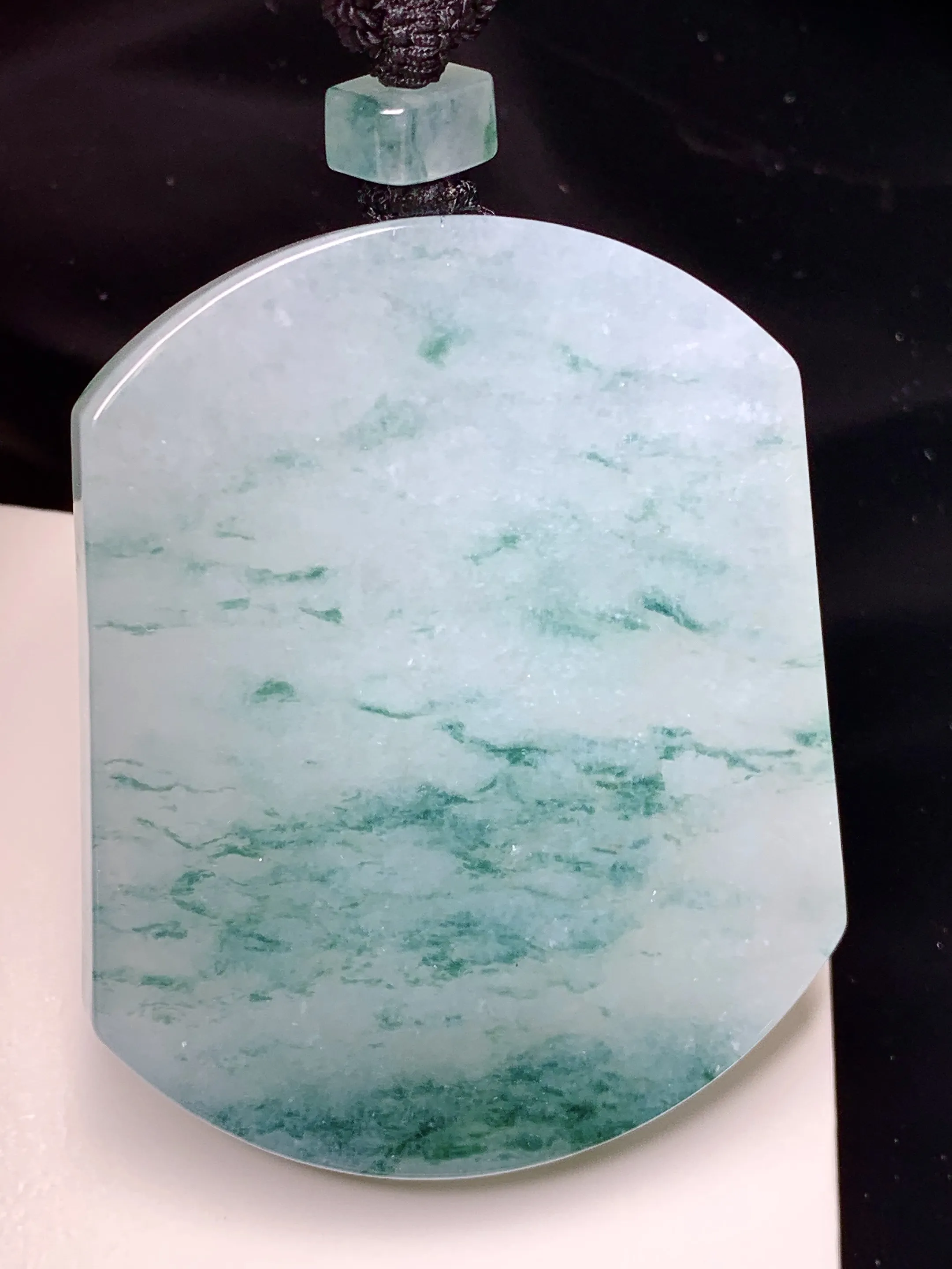 飘绿花无事牌吊坠 玉质细腻 色泽艳丽清新 整体尺寸54.3*44.5*6