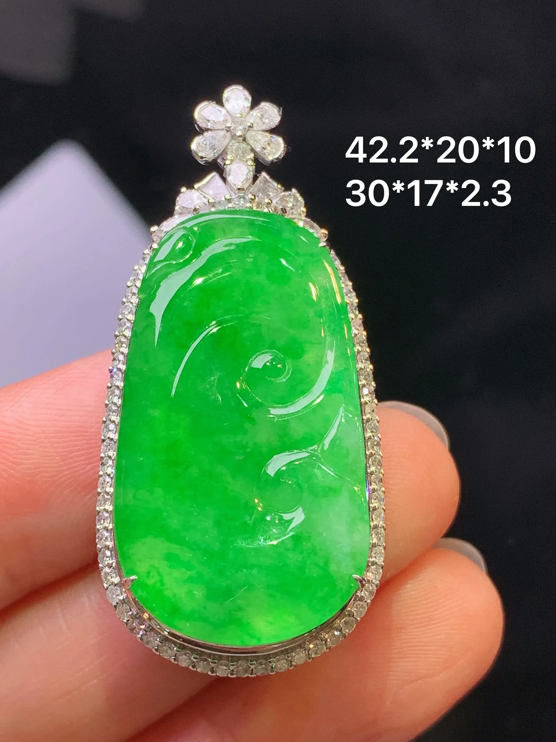 18k金钻镶嵌翠绿如意吊坠 玉质细腻 色泽艳丽清新 整体尺寸42.2*20*10