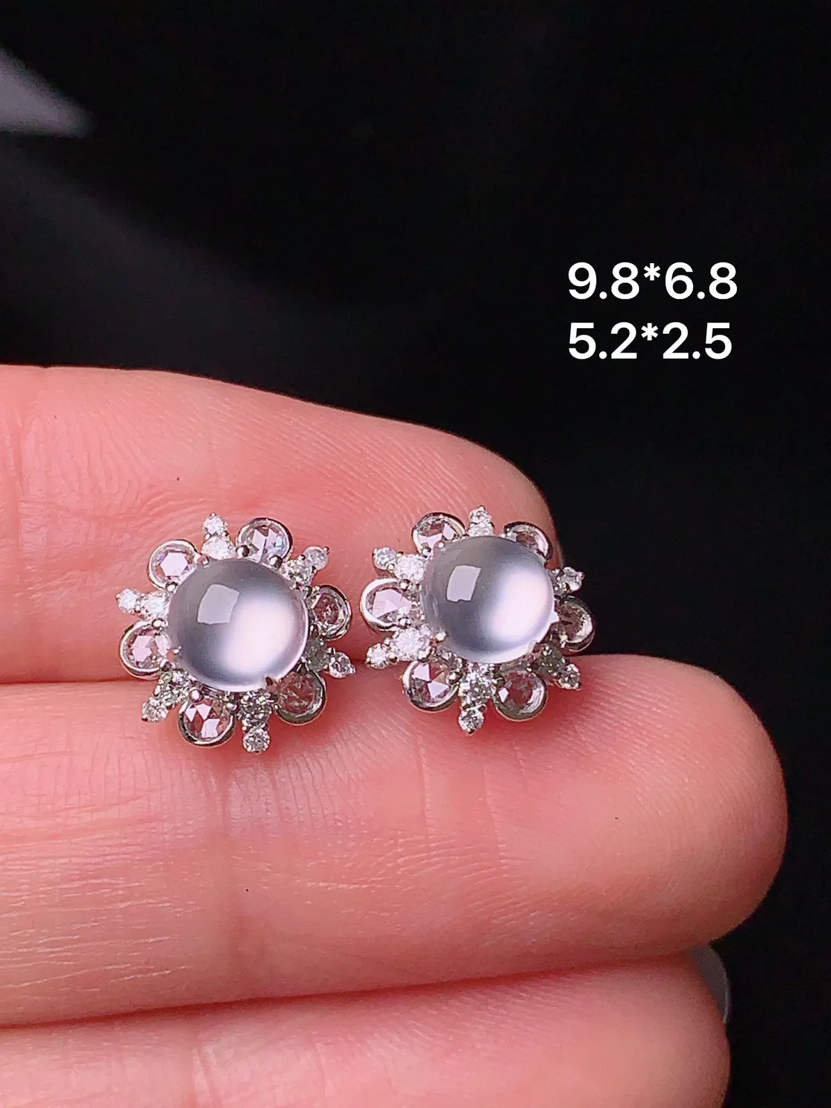 18k金钻镶嵌冰种蛋面耳钉 玉质细腻 水润透亮 整体尺寸9.8*6.8