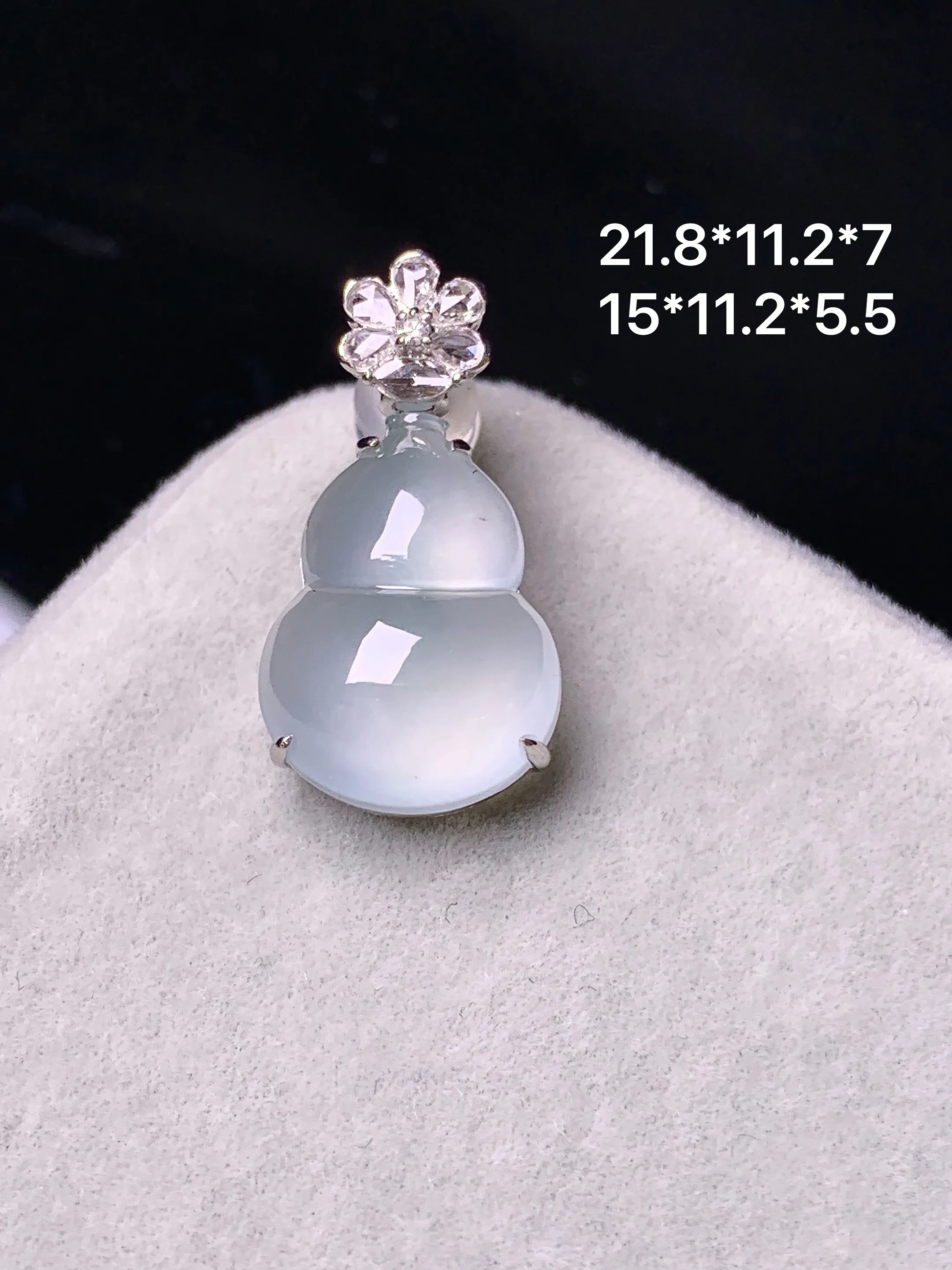 18k金钻镶嵌冰种葫芦吊坠 玉质细腻 色泽艳丽清新 整体尺寸21.8*11.2*7