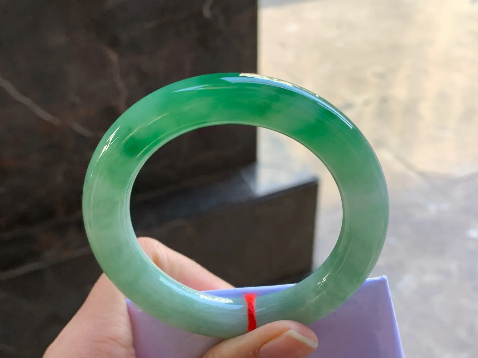 54-11

浓绿色圆条手镯^_^鲜艳 玉质温润