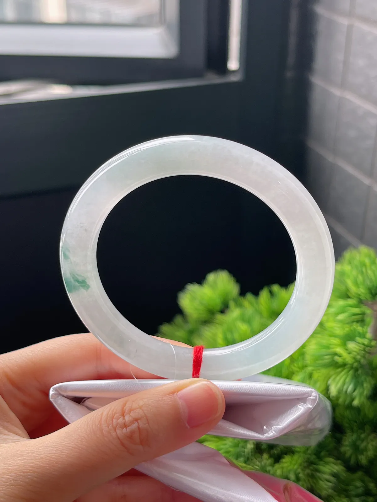 圆镯54.5圈口，翡翠冰糯飘花手镯