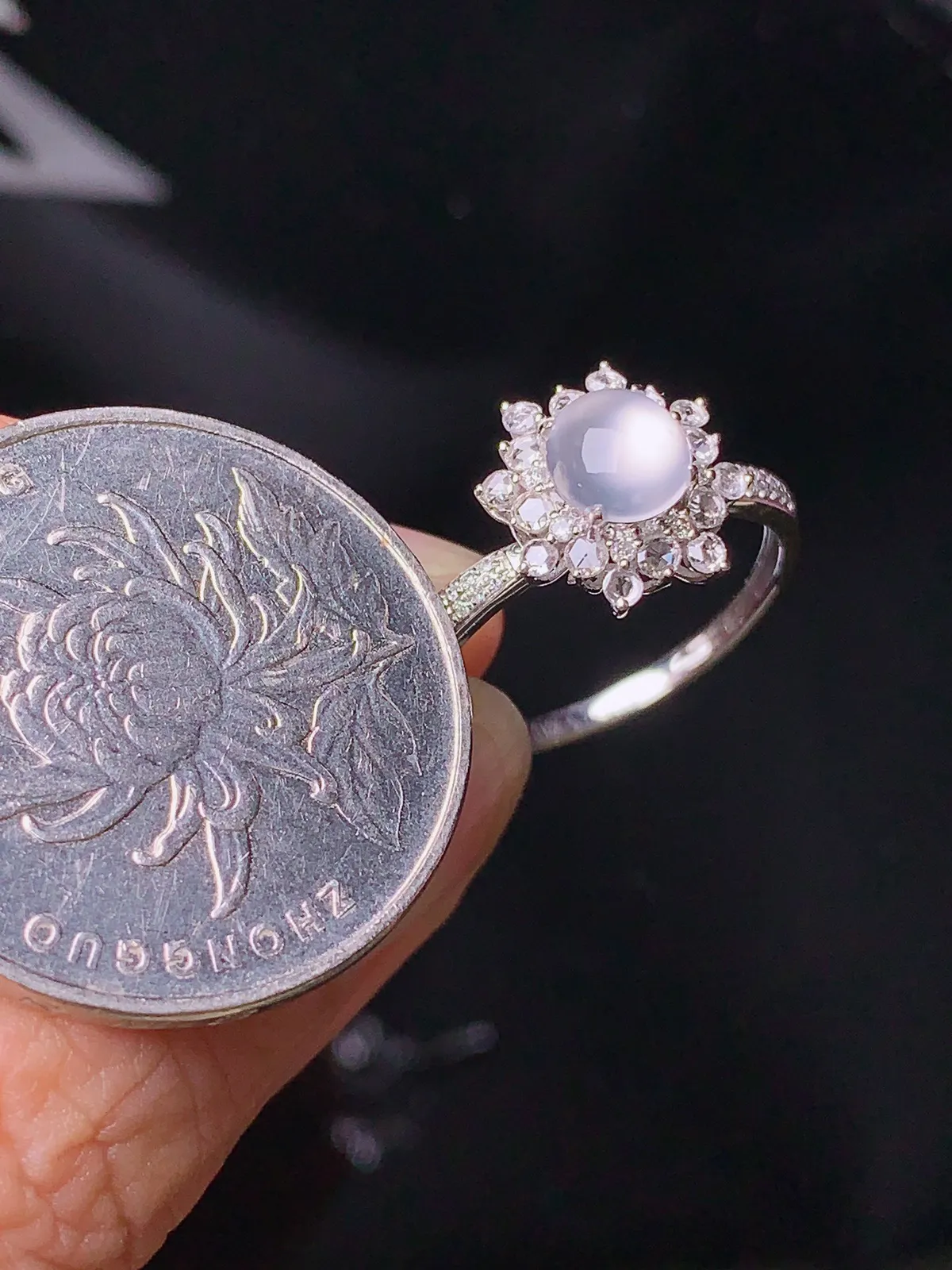 18k金钻镶嵌冰种蛋面戒指 玉质细腻 水润亮眼 圈口14.5 整体尺寸10.6*7