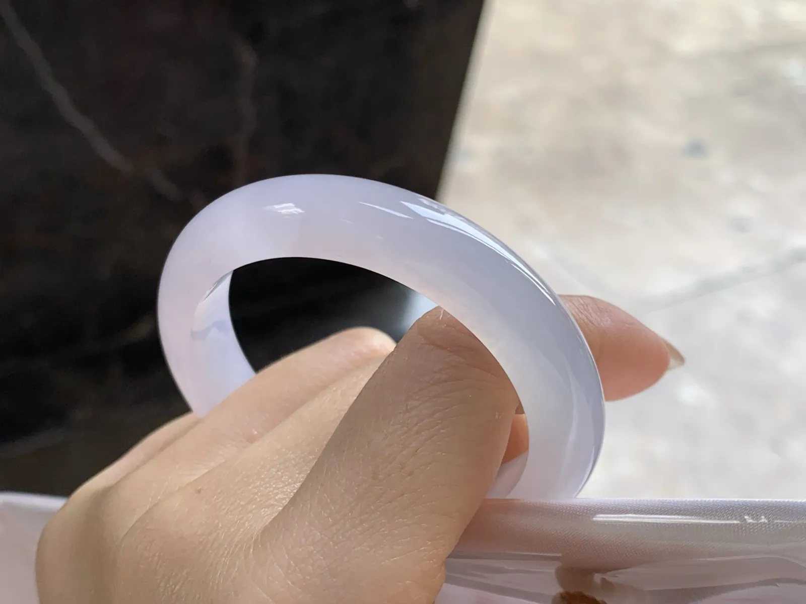 53.4-11-7.6

冰种贵妃镯^_^种水好 正圈50 51可以戴